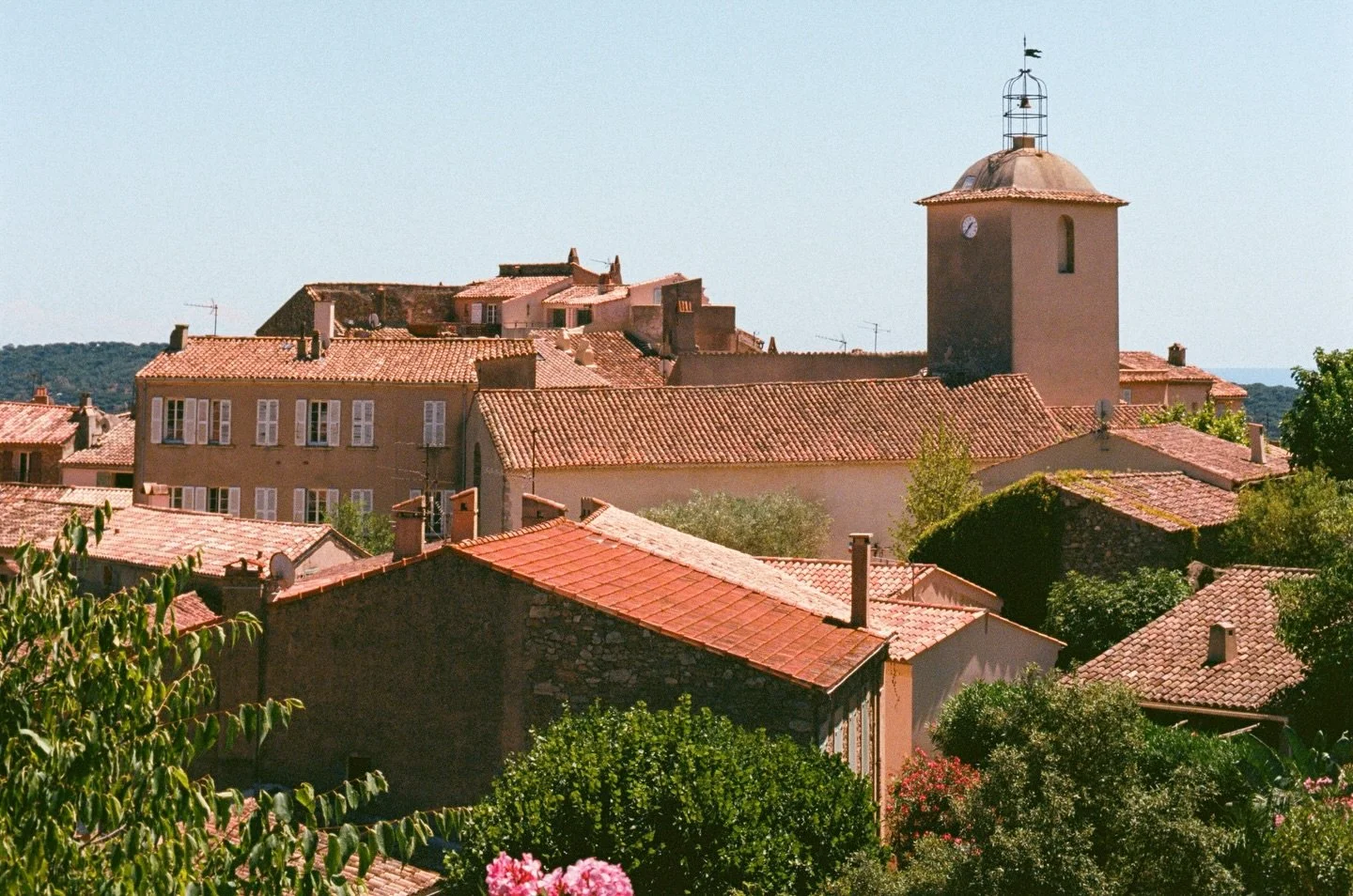 the idyllic hilly villages of the C&ocirc;te d&rsquo;Azur 🌸
.
.
.
.
.
.
.
.
.
.
.
#c&ocirc;tedazur #photovogue #ramatuelle #mytinyatlashello #35mmfilmphoto