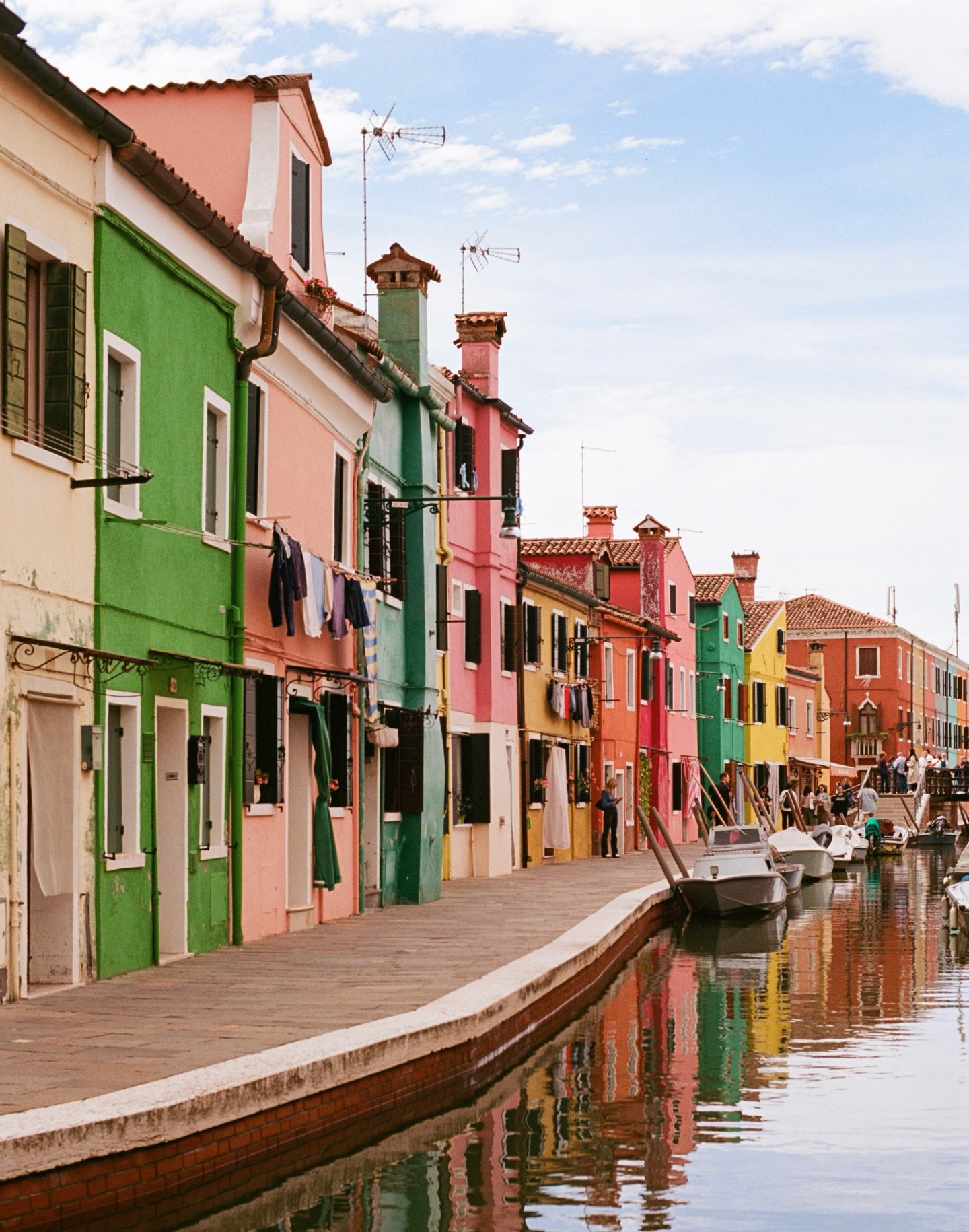 colour capital 🌈 
.
.
.
.
.
.
.
.
.
.
.
#venicephotographer #oneearthmagazine #veneziagram #burano #35mmfilmphoto