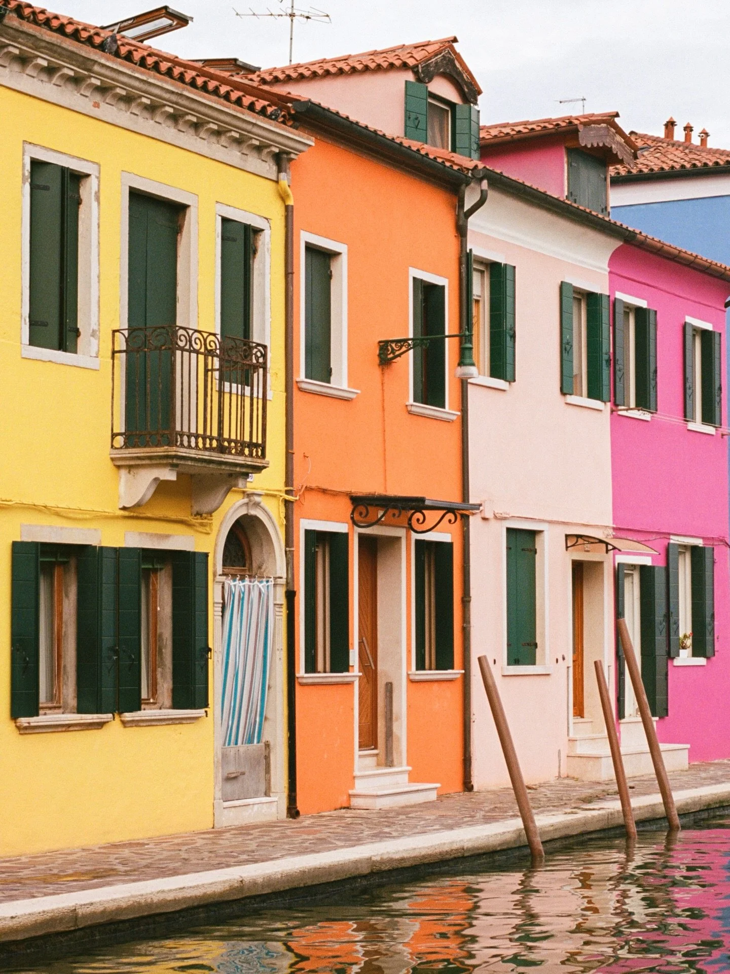 eeny, meeny, miny, moe 💛🧡🤍🩷
.
.
.
.
.
.
.
.
.
.
.
#venicephotographer #oneearthmagazine #veneziagram #burano #35mmfilmphoto