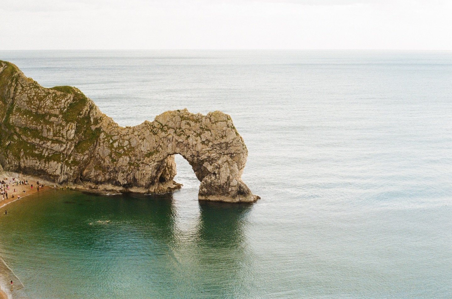 the most glorious view on the south coast of england 🏴󠁧󠁢󠁥󠁮󠁧󠁿 
.
.
.
.
.
.
.
.
.
.
.
.
#durdledoor #dorsetcoast #seasideliving #seaviews #countrysidelife