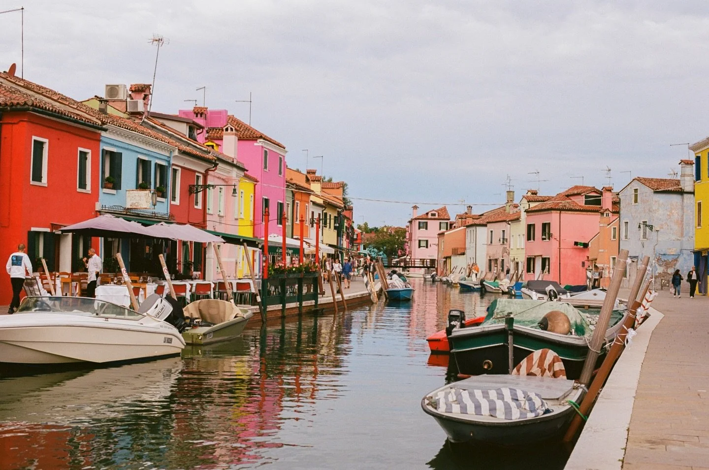 even on the greyest day burano brings joyful colour 🌈
.
.
.
.
.
.
.
.
.
.
.
#venicephotographer #oneearthmagazine #veneziagram #burano #35mmfilmphoto