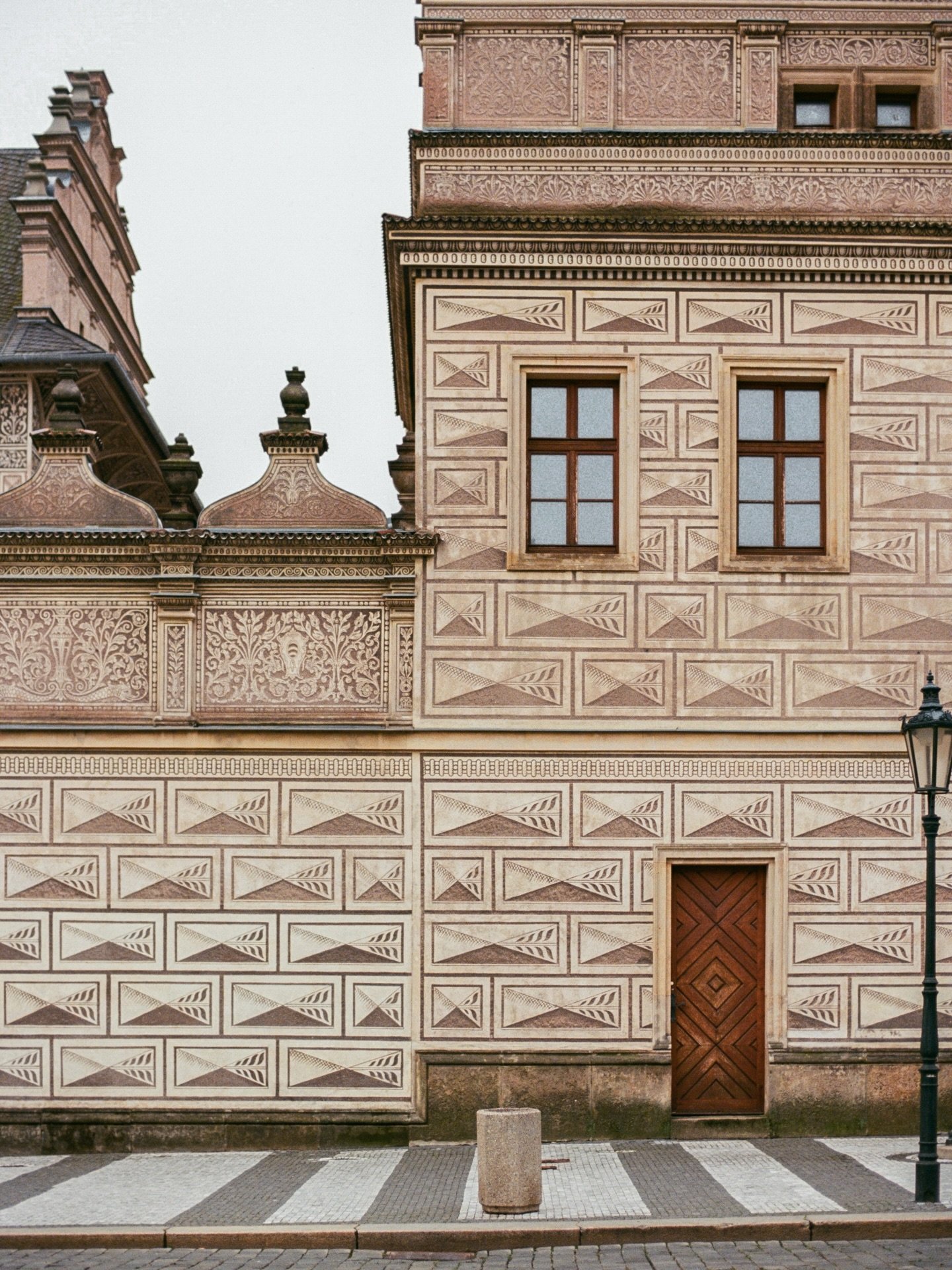 a spectacular example of Bohemian Renaissance, the Schwarzenberg Palace 🤎
.
.
.
.
.
.
.
.
.
.
.
#praguecity #oneearthmagazine #architectureanddesign #praguelife #35mmfilmphoto