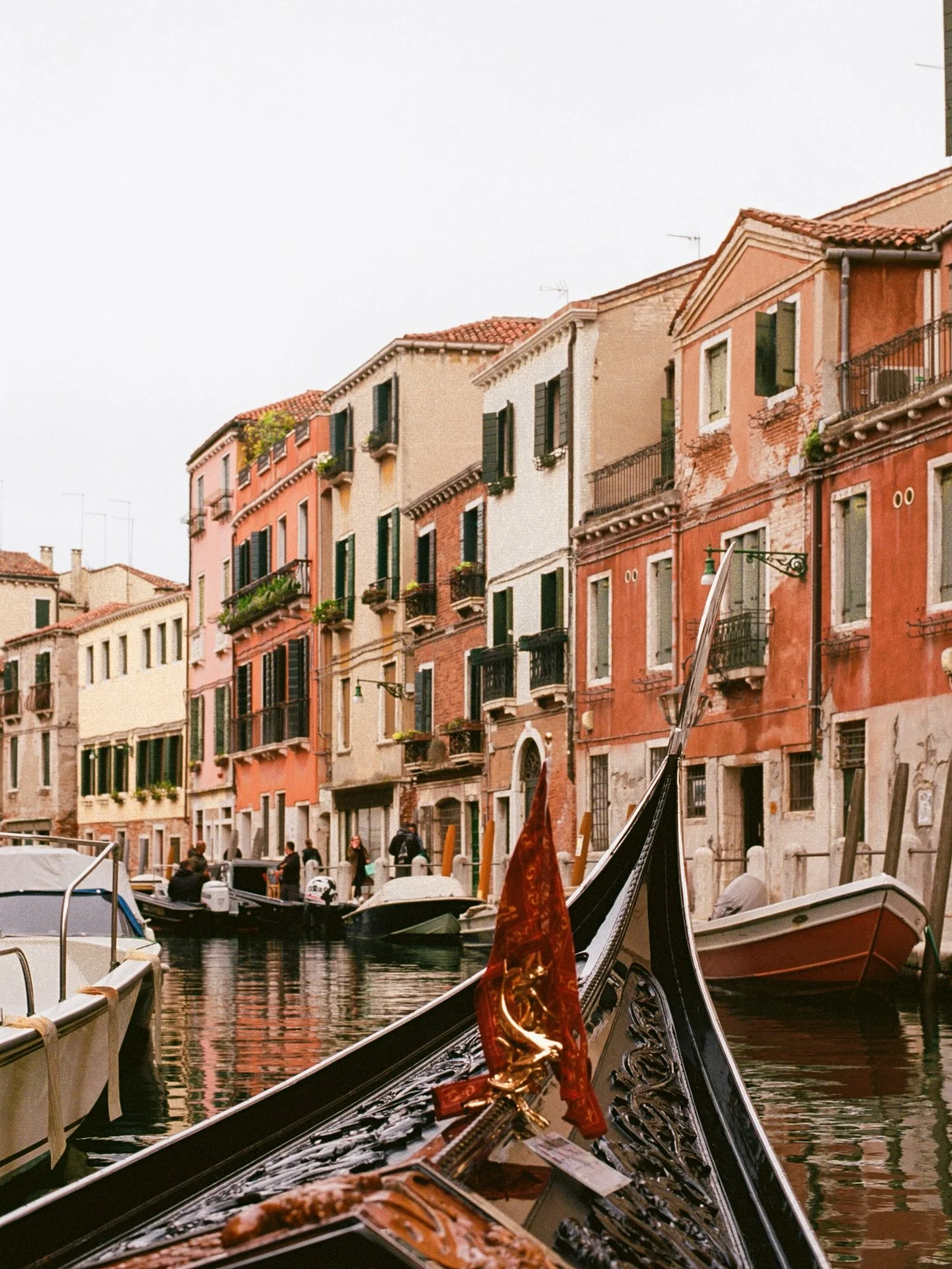 gliding along the canals 🛶
.
.
.
.
.
.
.
.
.
.
.
#venicephotographer #photovogue #veneziagram #mytinyatlashello #35mmfilmphoto