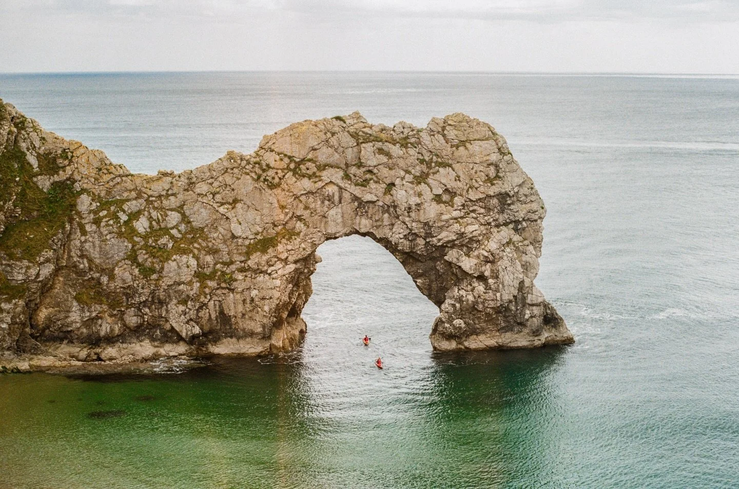 through the portal 🚣🏻&zwj;♀️🚣🏼&zwj;♂️
.
.
.
.
.
.
.
.
.
.
.
.
#durdledoor #dorsetcoast #seasideliving #seaviews #countrysidelife