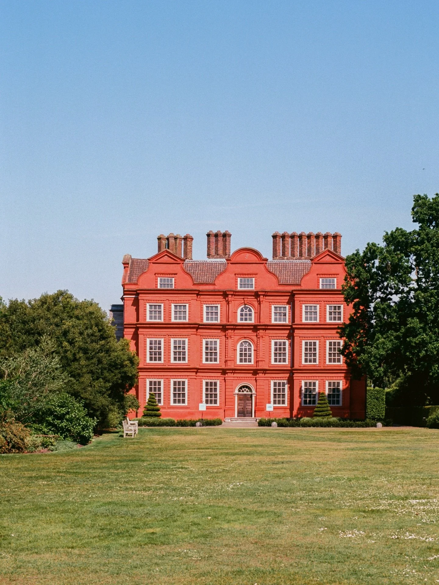 kew palace resplendent in the sun 🌞 
.
.
.
.
.
.
.
.
.
.
.
.
.
#springhassprung #botanicalgarden #countrysidelife #gardenphotography #kewgardens