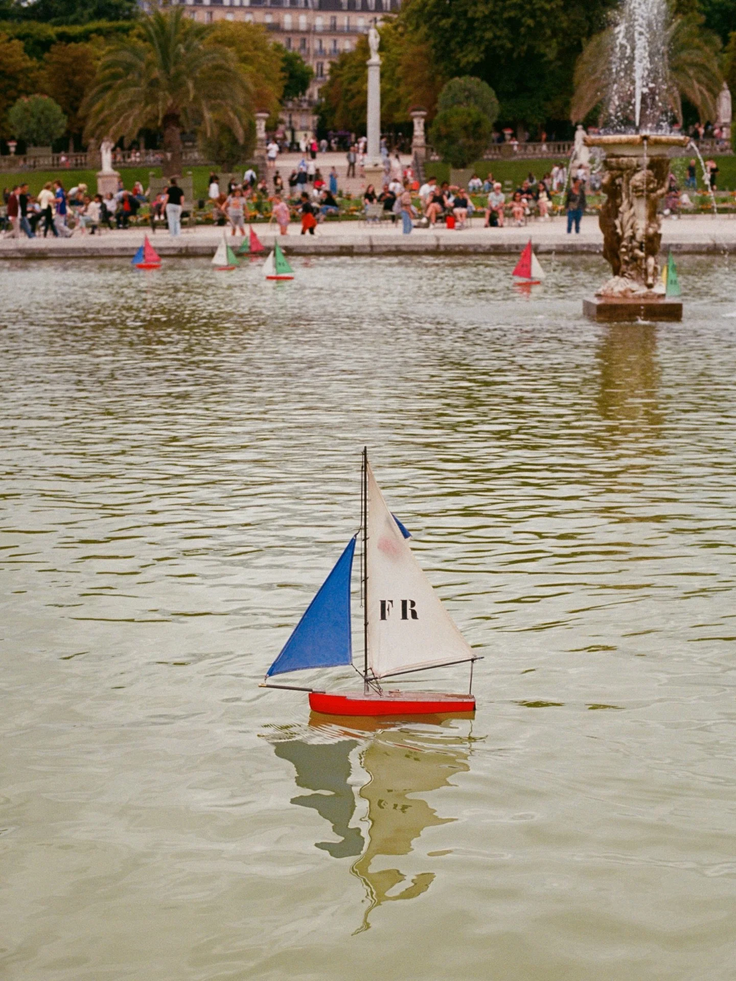 the art of doing nothing in the jardin de luxembourg ⛵️
.
.
.
.
.
.
.
.
.
.
.
#parisphotography #photovogue #parisphotographer #mytinyatlashello #35mmfilmphoto