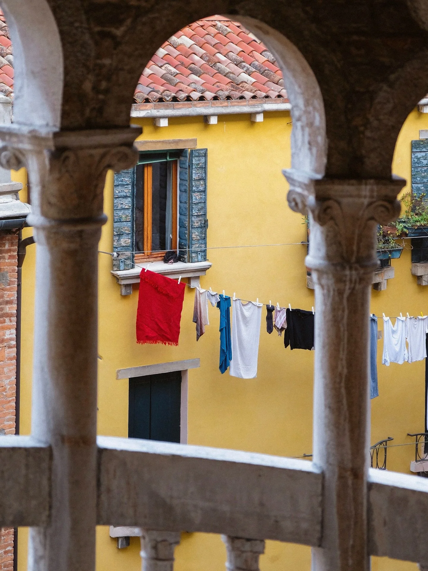 a pop of red against a yellow wall 🧣
.
.
.
.
.
.
.
.
.
.
.
#venicephotographer #photovogue #veneziagram #mytinyatlashello #35mmfilmphoto