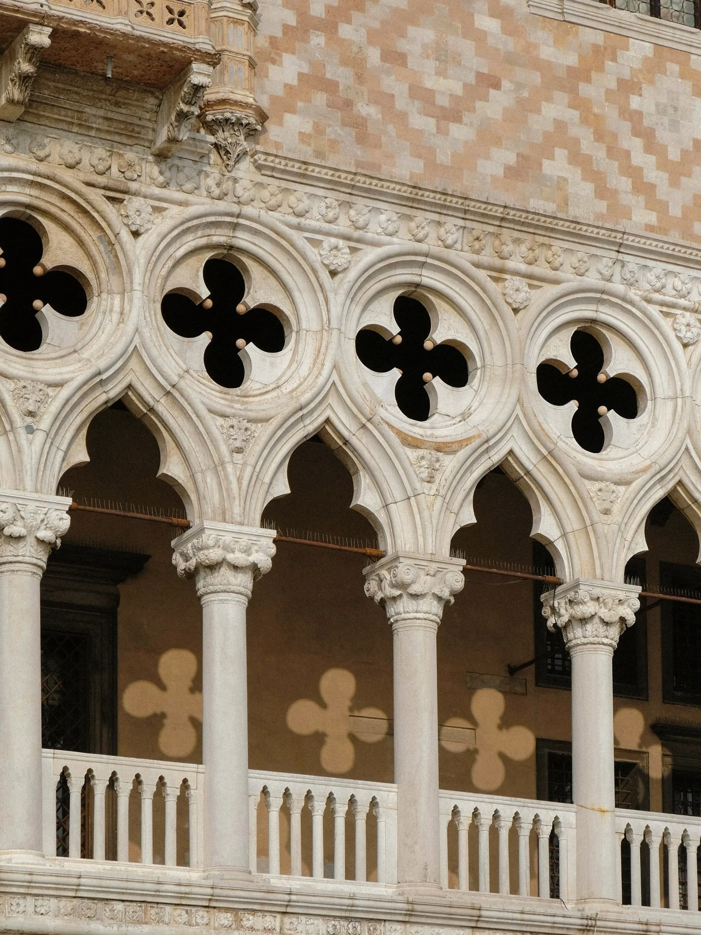 gorgeous shadows @ducalevenezia 🤍
.
.
.
.
.
.
.
.
.
.
.
#venicephotographer #photovogue #veneziagram #mytinyatlashello #35mmfilmphoto