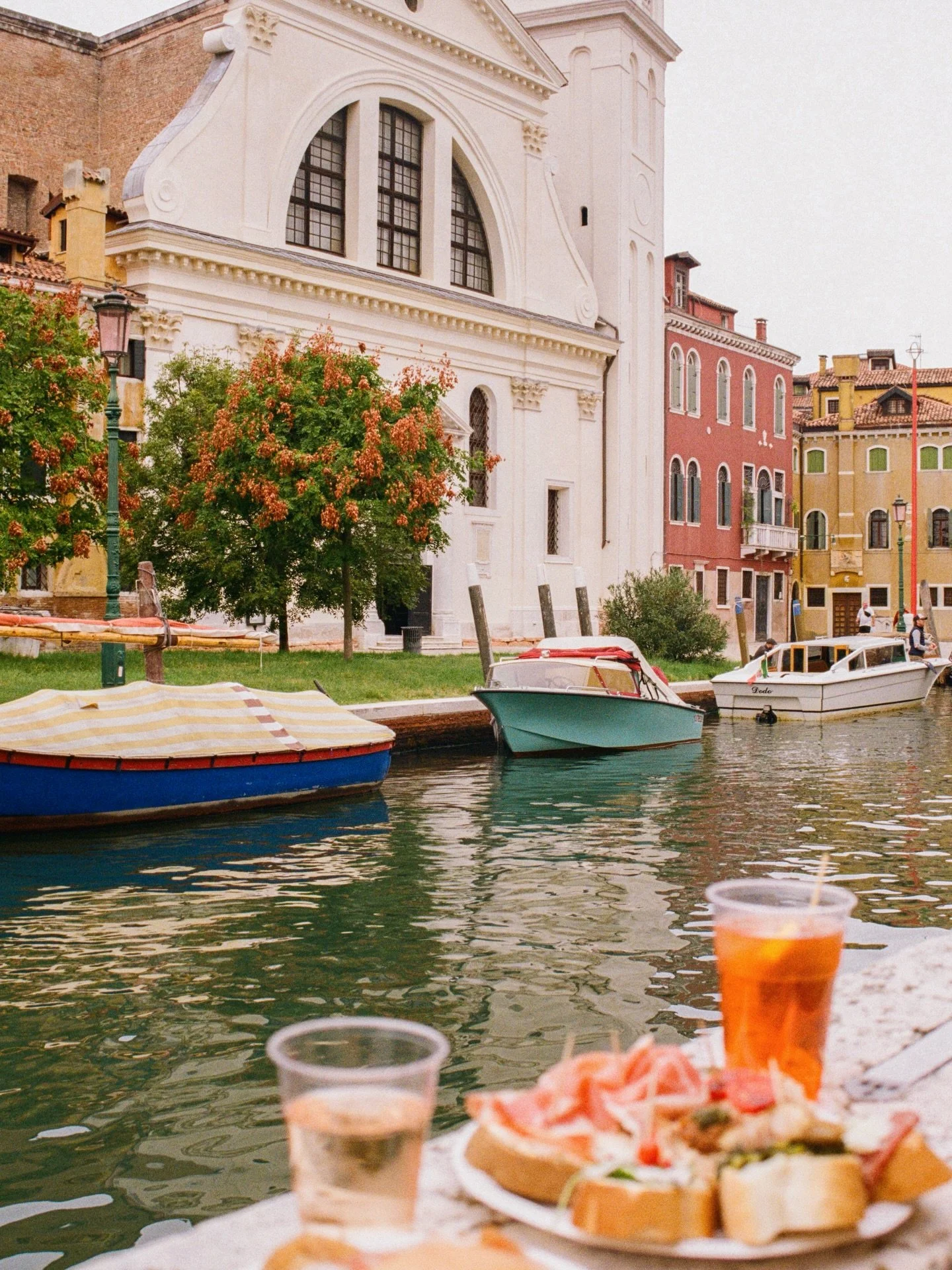 for our final meal on earth we would choose cicchetti from @al_squero all day long!! 🍽️ although if the seagulls could leave us alone, that would be much appreciated! 
.
.
.
.
.
.
.
.
.
.
.
#venicephotographer #cicchetti #veneziagram #mytinyatlashel