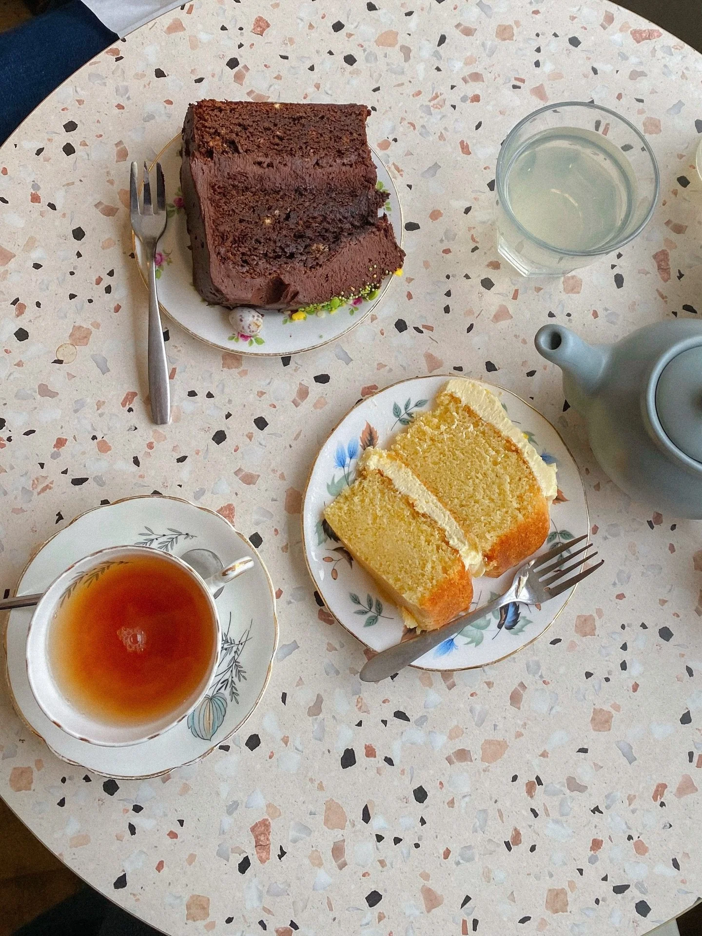 the conclusion of a 10km walk along the river must involve tea &amp; cake 🫖🍰 
.
.
.
.
.
.
.
.
.
.
.
.
.
#teabreak #countrysidelife #countrysideliving #cakeshop #afternoonteatime