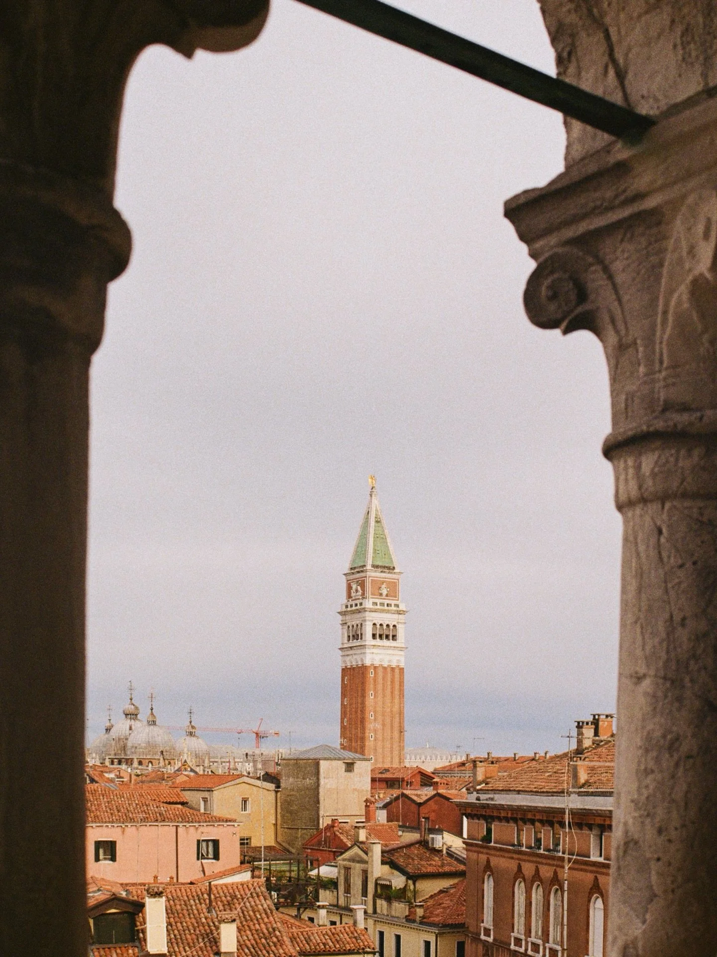 venetian views from la scala contarini del bovolo 🐌
.
.
.
.
.
.
.
.
.
.
.
#venicephotographer #photovogue #veneziagram #mytinyatlashello #filmphotomag