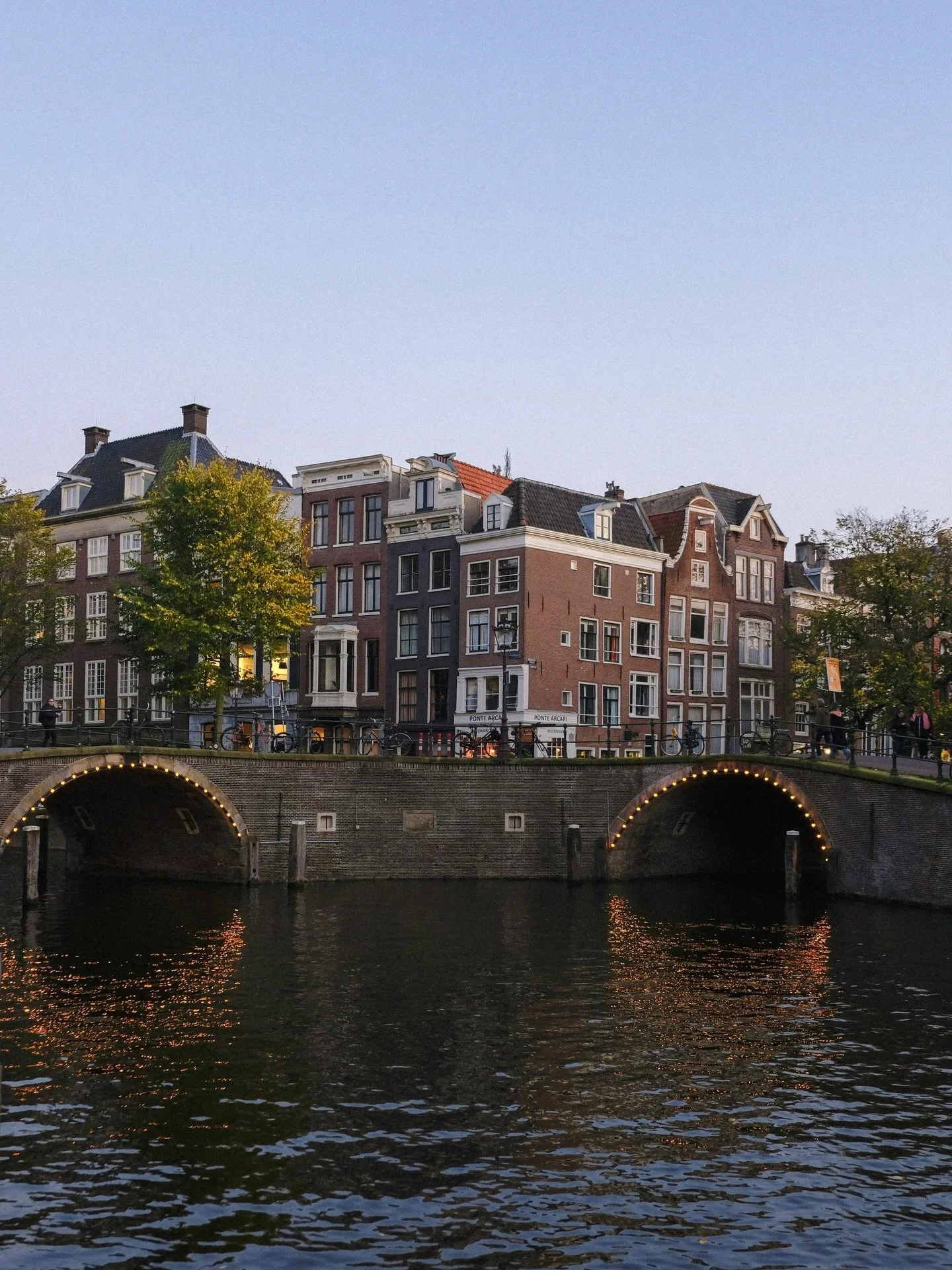 dreamy dusk scenes in amsterdam 💫
.
.
.
.
.
.
.
.
.
.
.
#amsterdamlife #oneearthmagazine #architecturephoto #amsterdamview #35mmfilmphoto