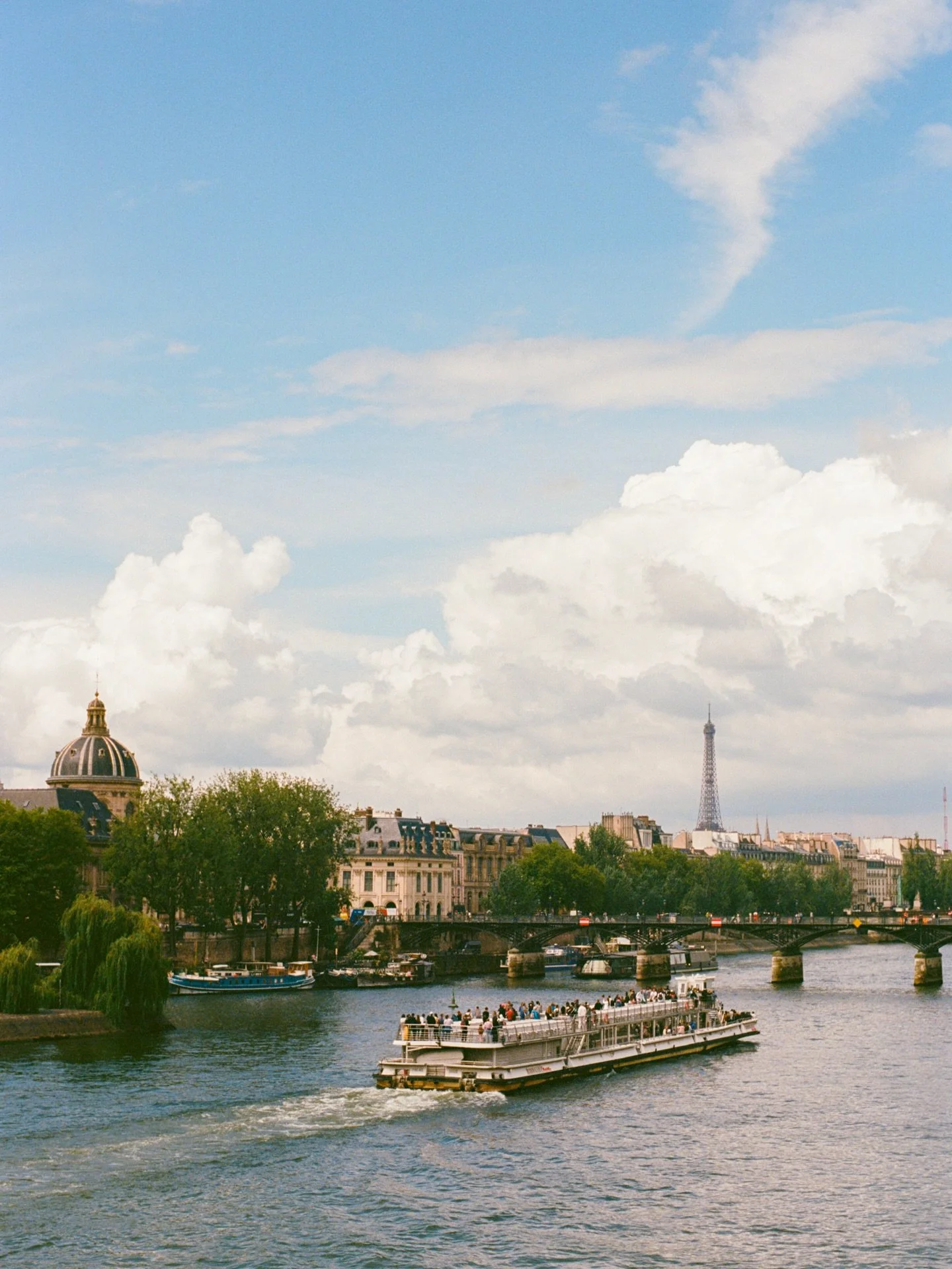 sunshine on the seine ⛴️
.
.
.
.
.
.
.
.
.
.
.
#parisphotography #photovogue #parisphotographer #mytinyatlashello #35mmfilmphoto