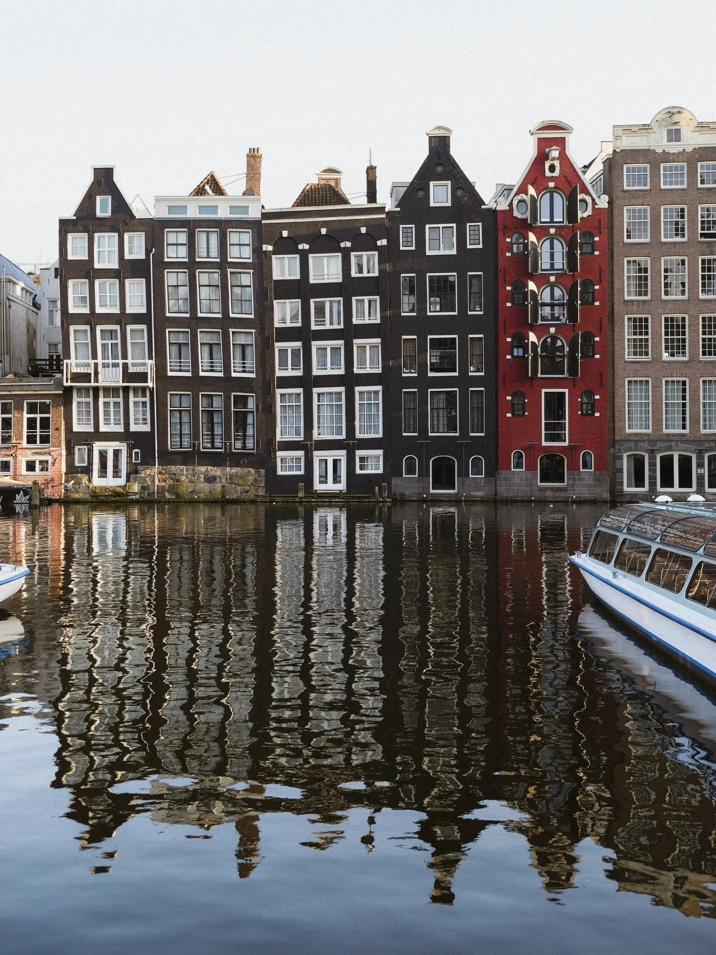 postcard perfect ✉️
.
.
.
.
.
.
.
.
.
.
.
#amsterdamlife #oneearthmagazine #architecturephoto #amsterdamview #35mmfilmphoto