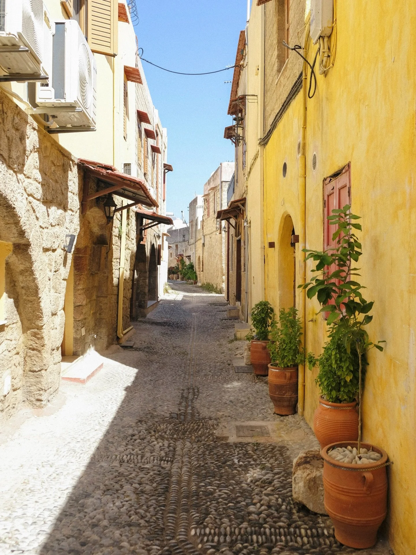 the warm shades of old town rodos 🛵
.
.
.
.
.
.
.
.
.
.
.
#rhodesisland #oneearthmagazine #greece_moments #rodos #greecelover