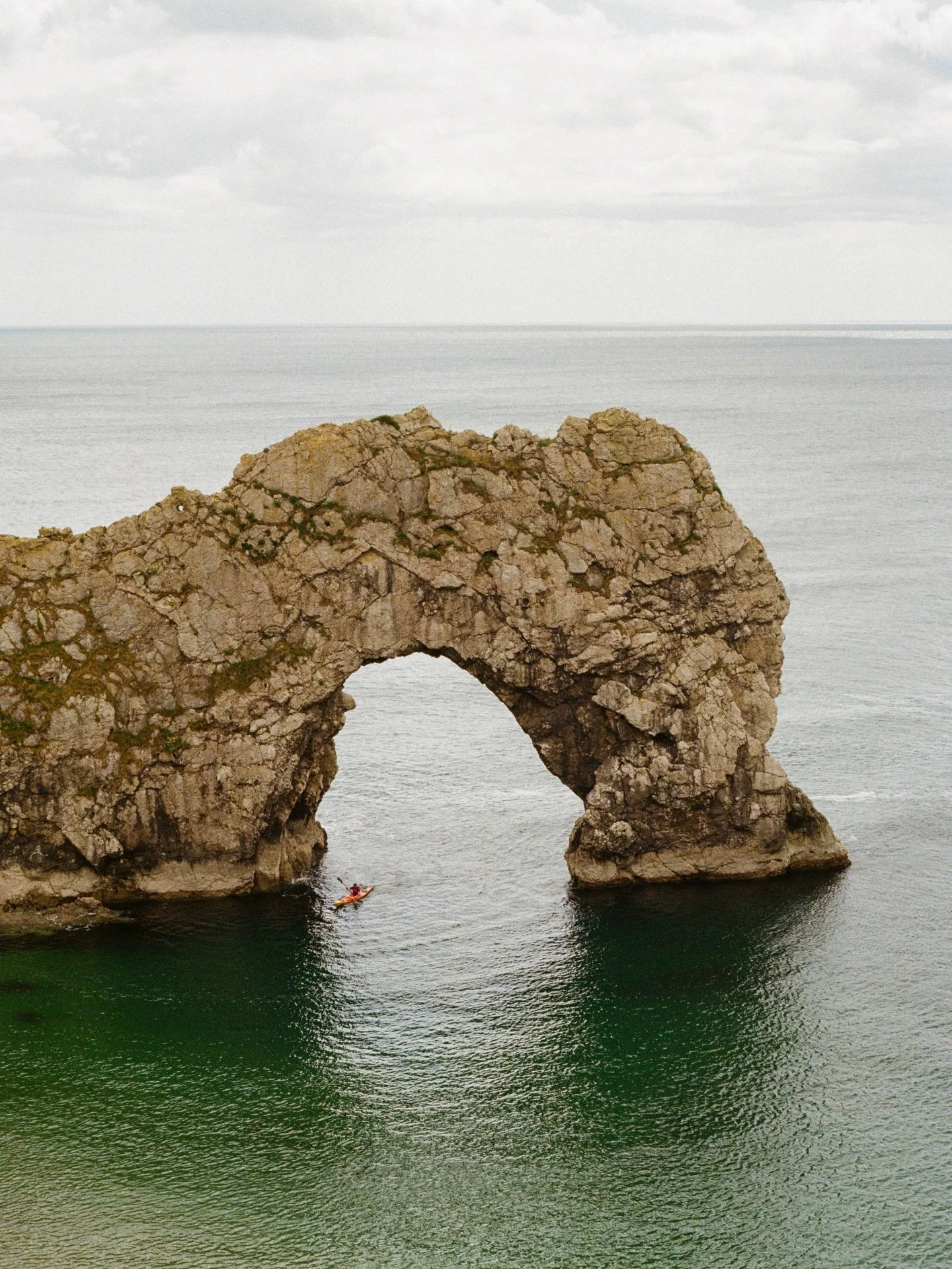 through the portal 🚣🏻&zwj;♀️🚣🏼&zwj;♂️
.
.
.
.
.
.
.
.
.
.
.
.
#durdledoor #dorsetcoast #seasideliving #seaviews #thecoastdispatch
