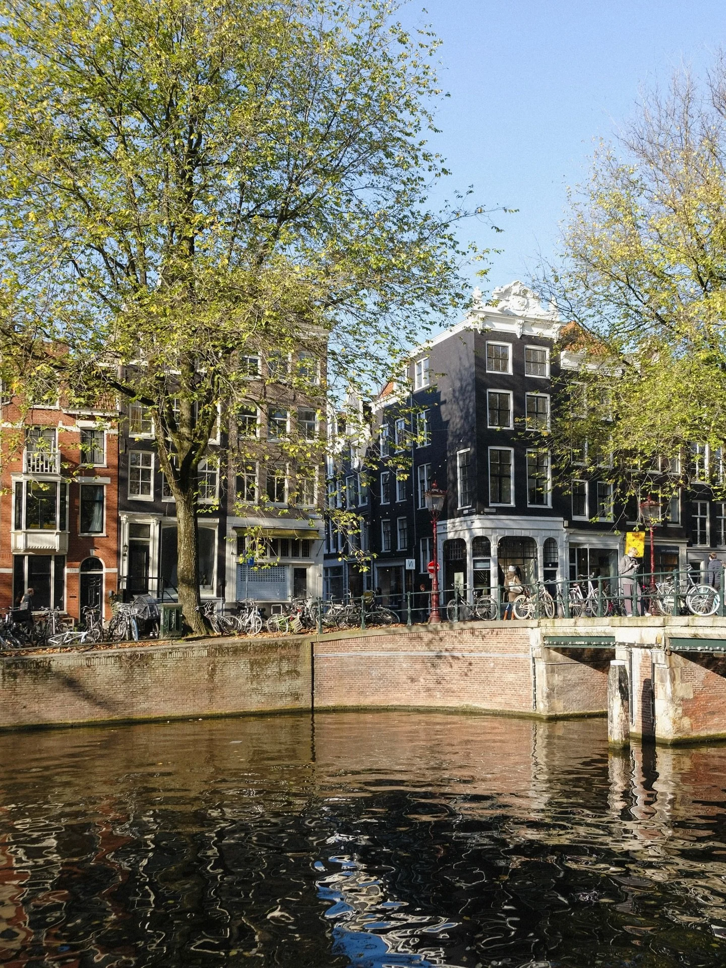 charming corners of amsterdam&rsquo;s canals ⚓️
.
.
.
.
.
.
.
.
.
.
.
#amsterdamlife #oneearthmagazine #architecturephoto #amsterdamview #35mmfilmphoto