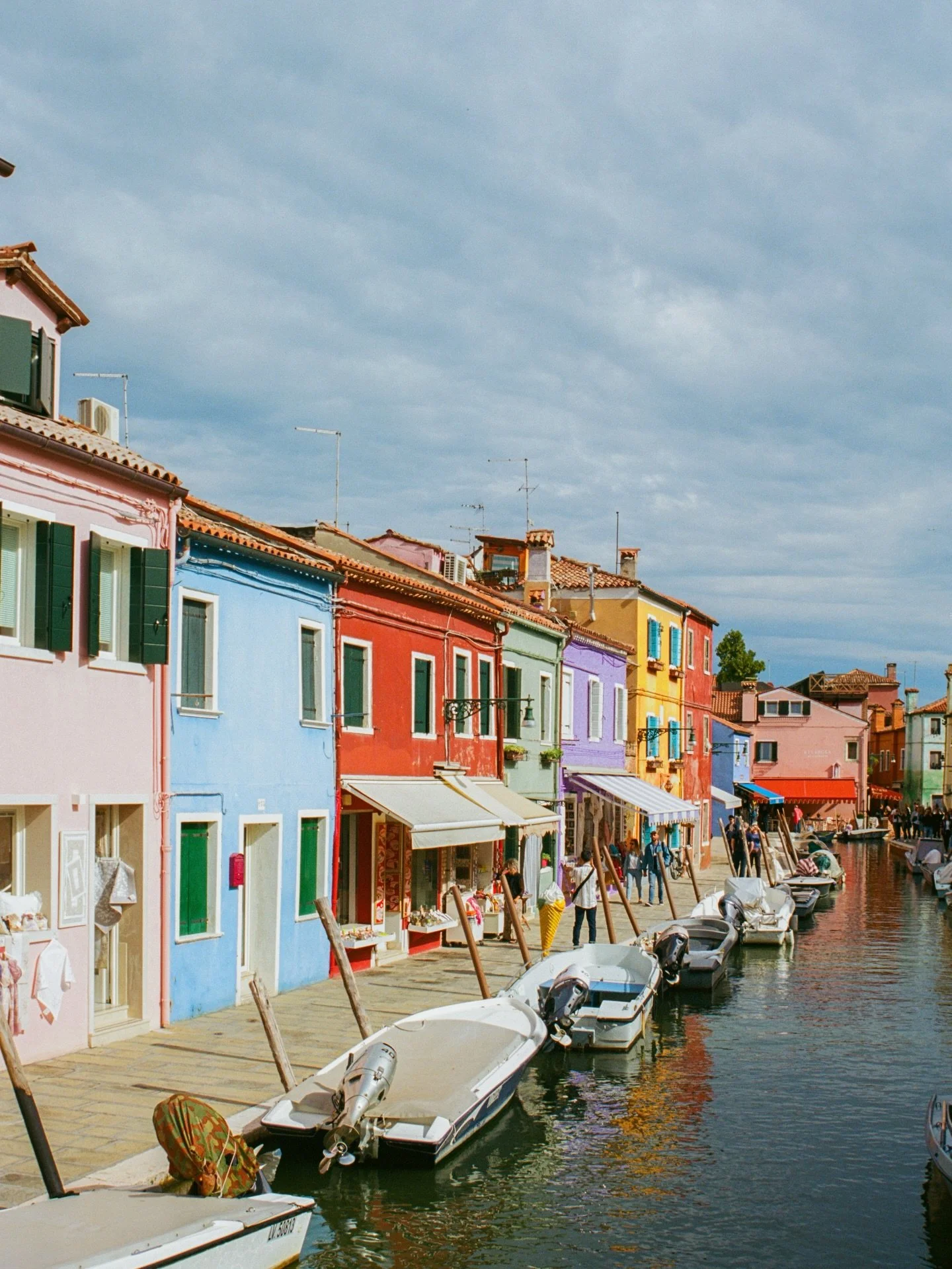 bright colours of burano 🌈 
.
.
.
.
.
.
.
.
.
.
.
#venicephotographer #oneearthmagazine #veneziagram #burano #35mmfilmphoto