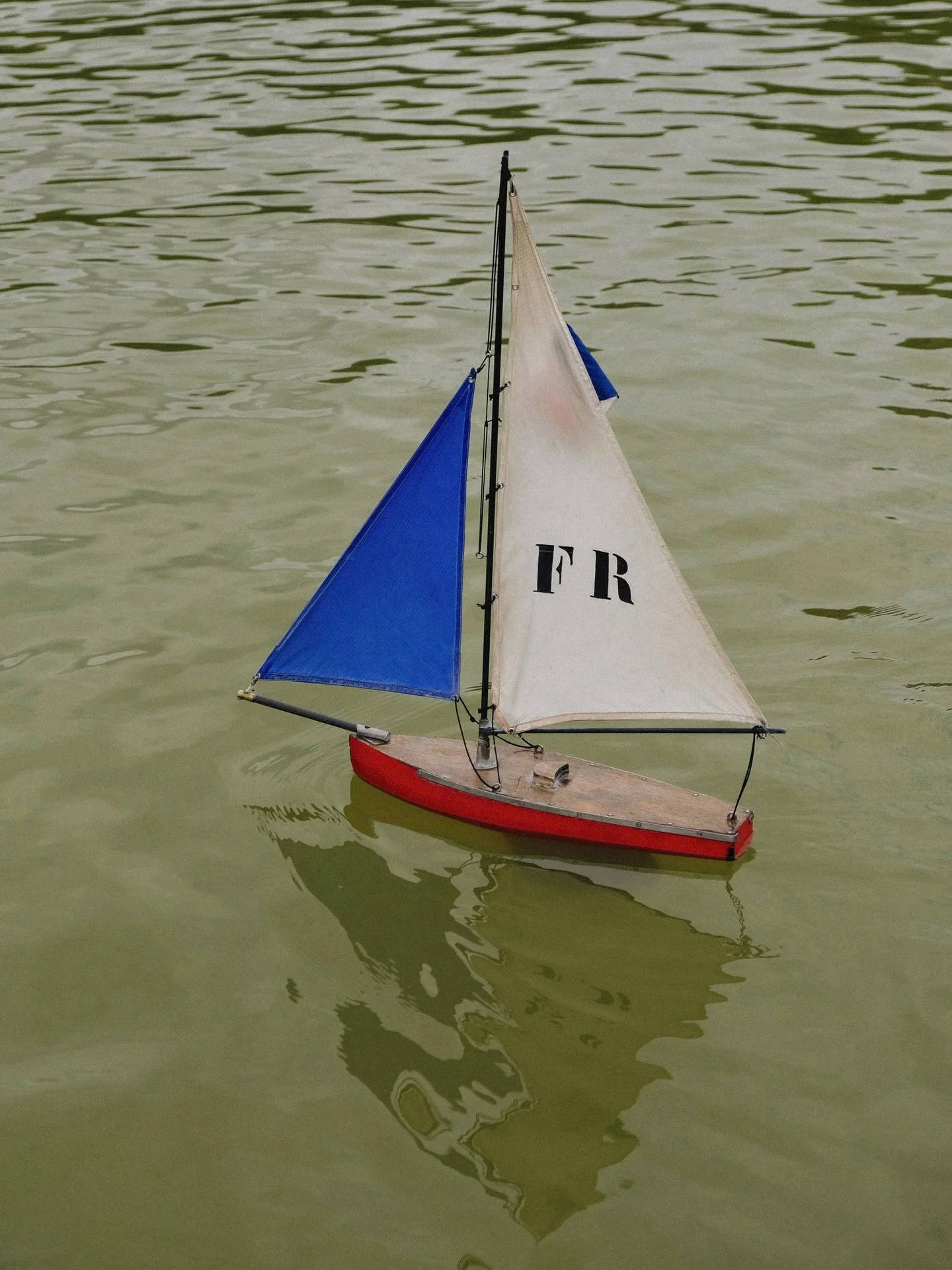 a battle on the high seas at the jardin du luxembourg ⛵️
.
.
.
.
.
.
.
.
.
.
.
#parisphotography #photovogue #parisphotographer #mytinyatlashello #35mmfilmphoto