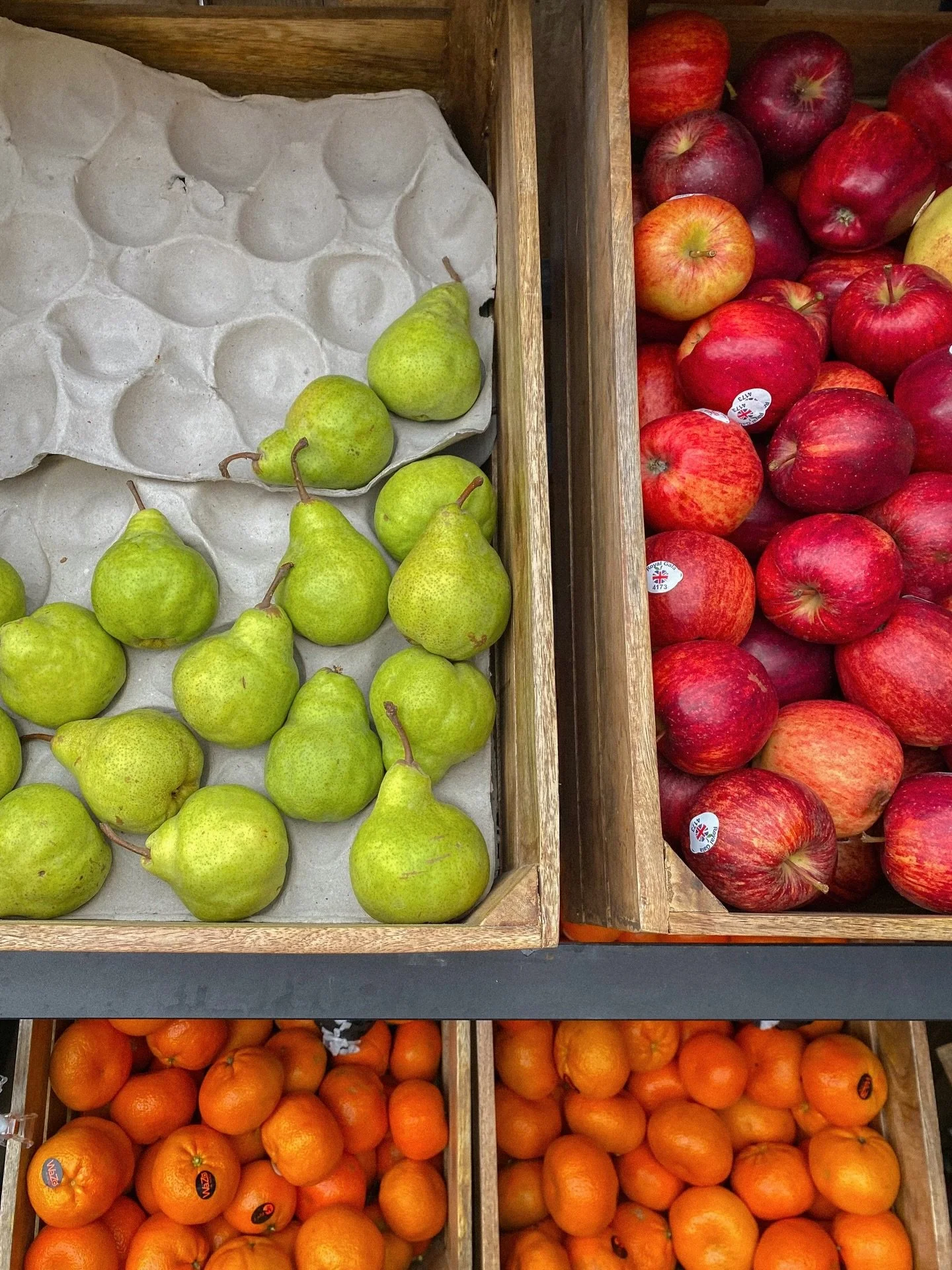 delectable colours of fresh, seasonal produce 🍐🍎🍊
.
.
.
.
.
.
.
.
.
.
.
.
.
#mytinyatlashello #seasonalfood #seasonalliving #farmersmarketfinds #farmshop