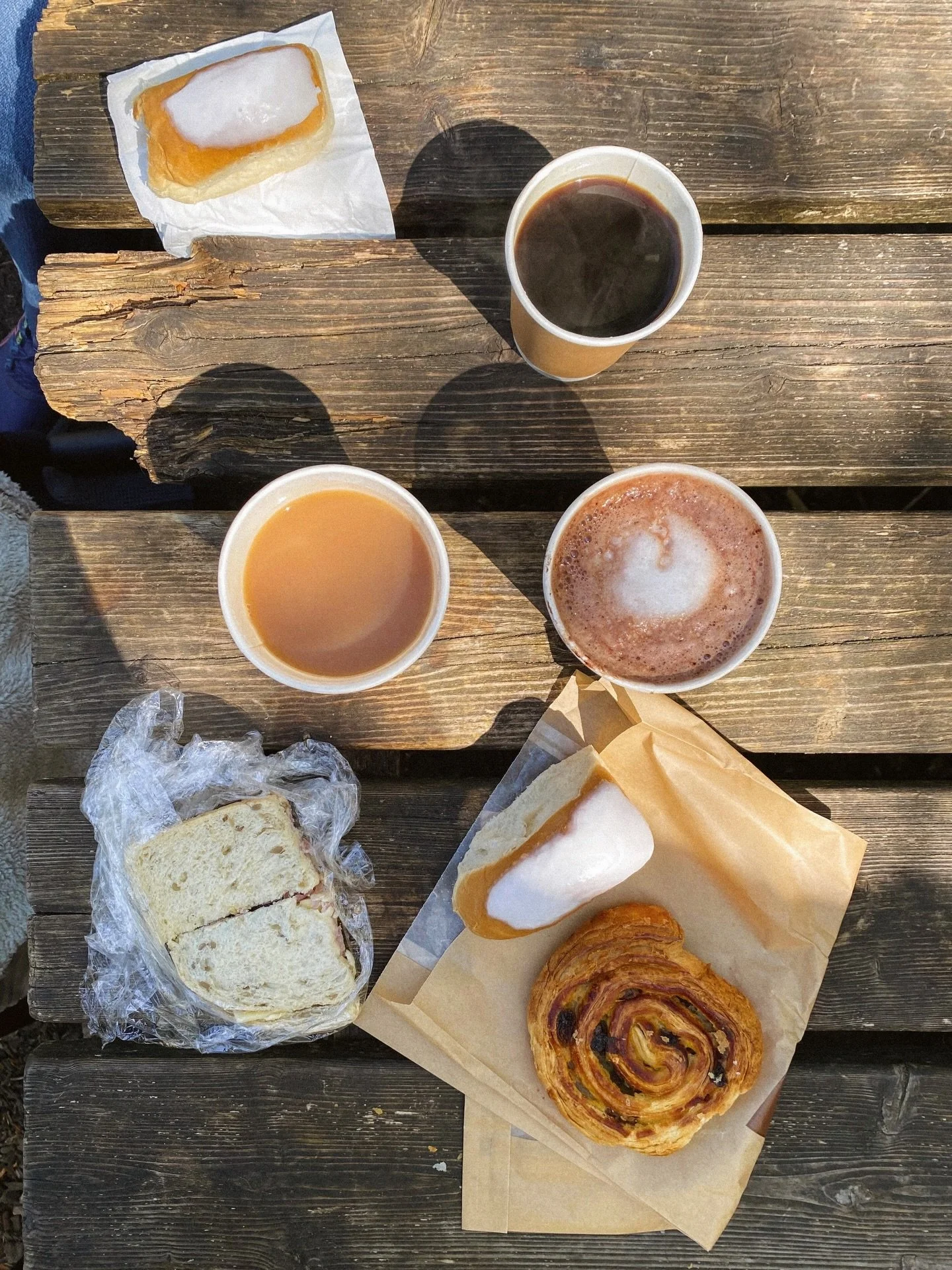 a walk in @windsorgreatpark followed by a quick picnic in the dappled sun 🌞 
.
.
.
.
.
.
.
.
.
.
.
.
.
#teabreak #countrysidelife #countrysideliving #cakeshop #afternoonteatime