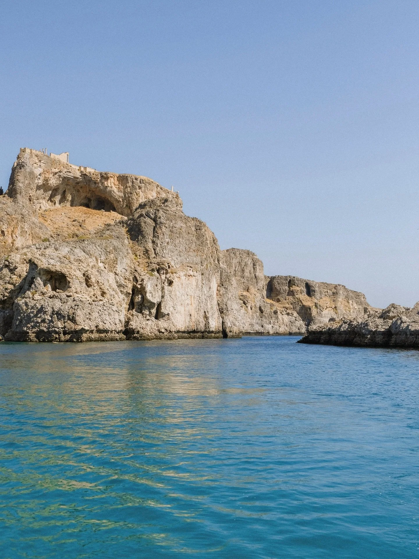 swimming in the shadow of ancient ruins 🏛️ 
.
.
.
.
.
.
.
.
.
.
.
#rhodesisland #thecoastdispatch #greece_moments #rodos #greecelover