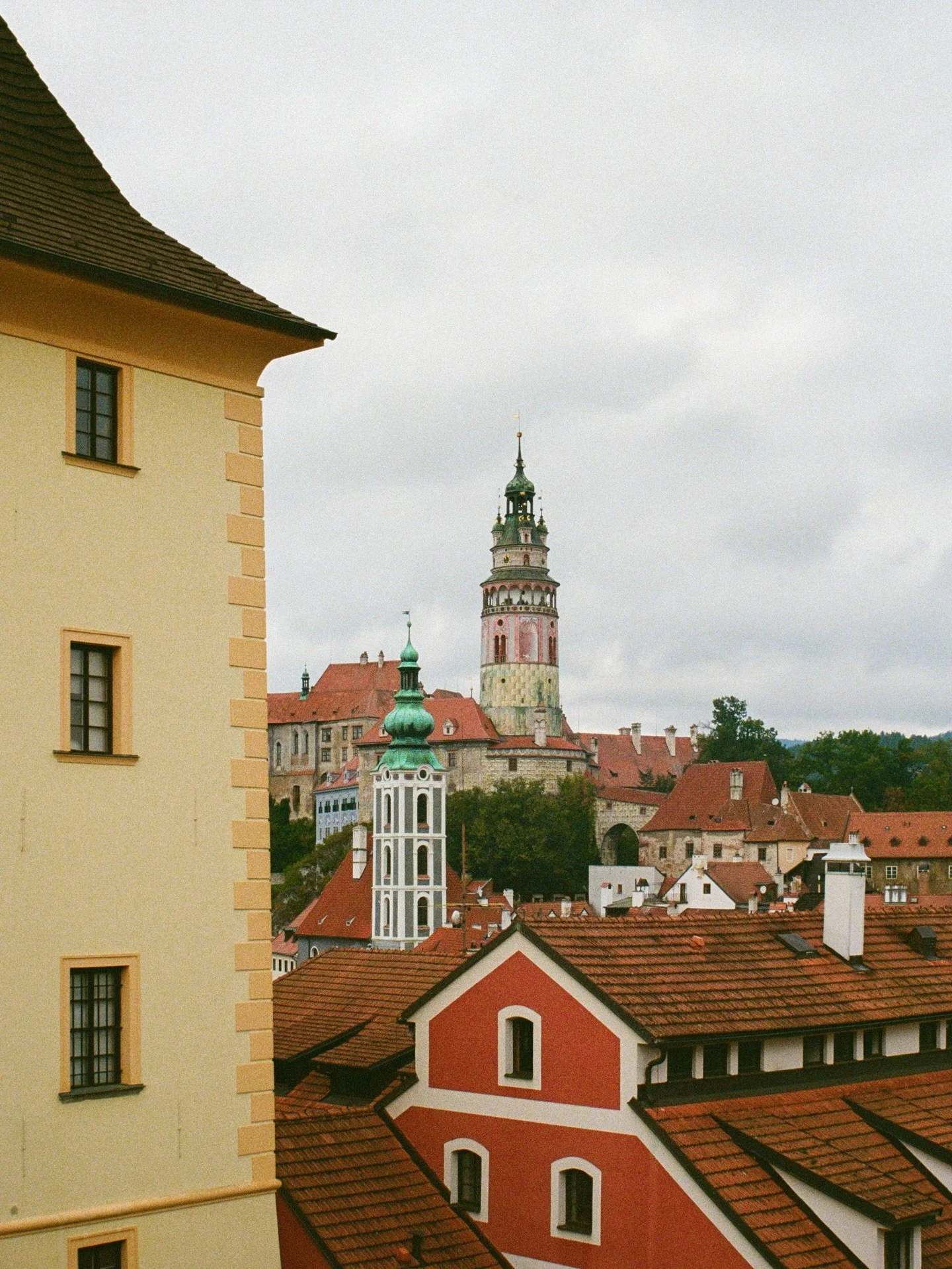 magical, fairytale views over česk&yacute; krumlov 🧙🏻&zwj;♀️ 
.
.
.
.
.
.
.
.
.
.
.
#praguecity #oneearthmagazine #architecturephoto #ceskykrumlov #filmphotomag