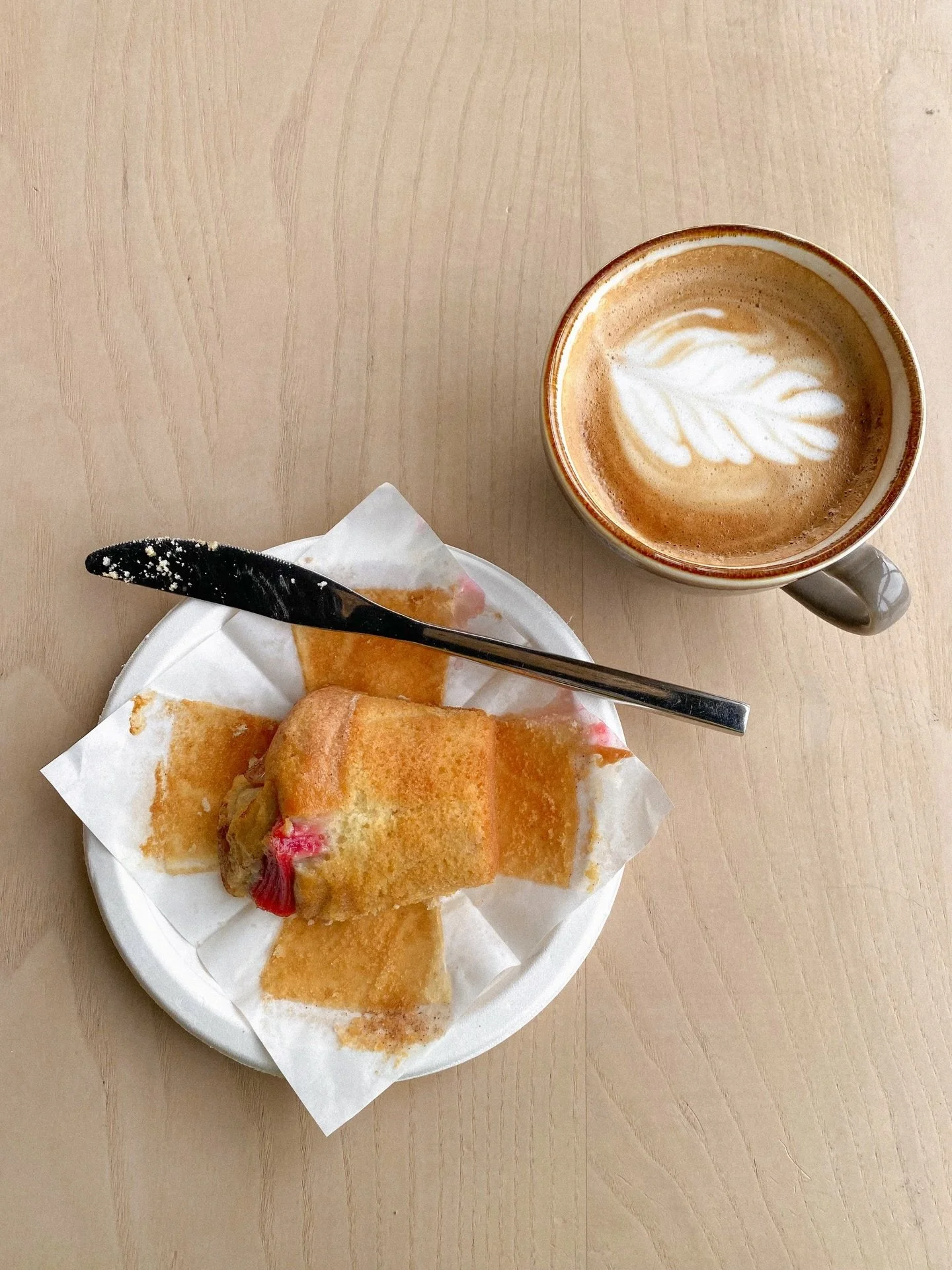 rhubarb &amp; custard with a flat white to start a perfect visit at @rhswisley 🧁☕️
.
.
.
.
.
.
.
.
.
.
.
.
.
#teabreak #countrysidelife #countrysideliving #cakeshop #afternoonteatime