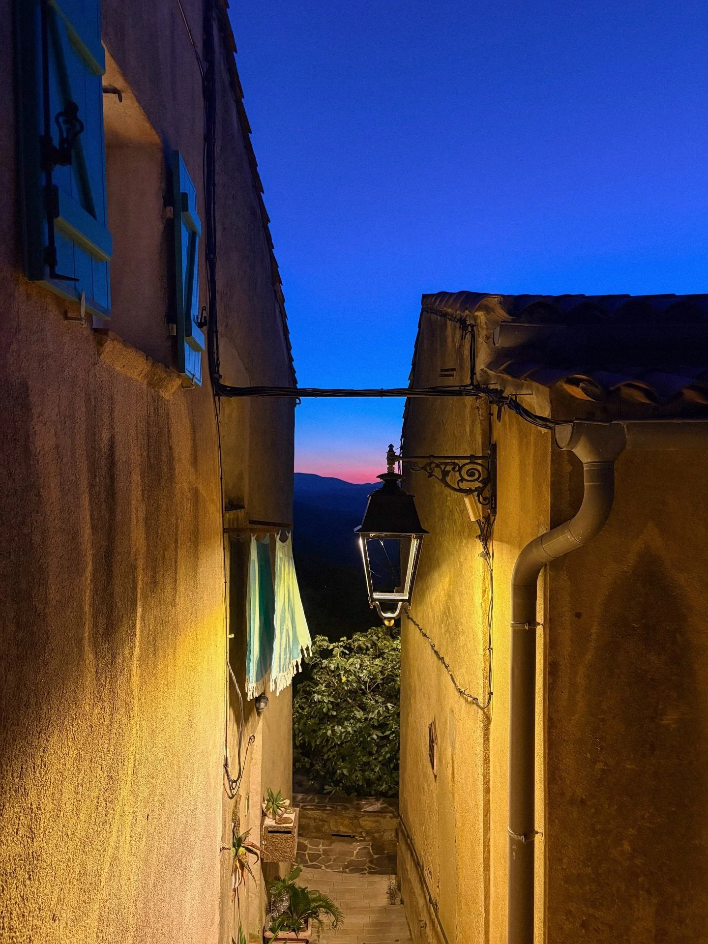 frames from the setting sun over the hillside villages on the C&ocirc;te d&rsquo;Azur ✨
.
.
.
.
.
.
.
.
.
.
.
#nightskyphotography #photovogue #c&ocirc;tedazur #visitfrance #sunsets_oftheworld