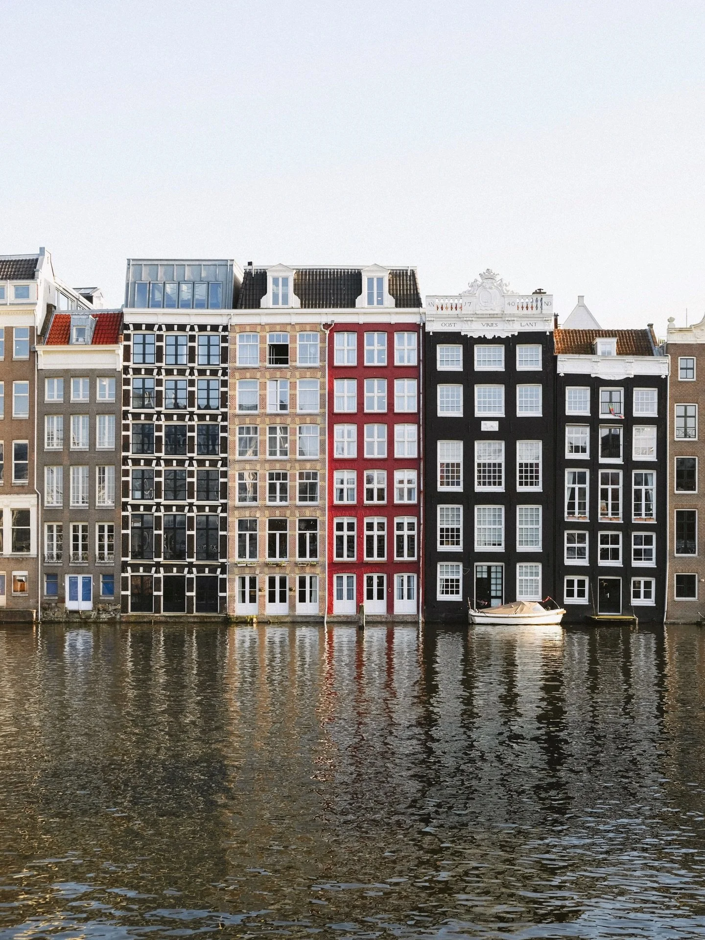 standing to attention 🪿
.
.
.
.
.
.
.
.
.
.
.
#amsterdamlife #oneearthmagazine #architecturephoto #amsterdamview #35mmfilmphoto