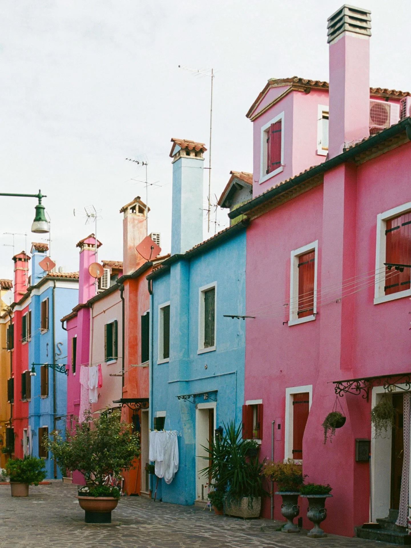 a forever favourite view of the most colourful island 🌈 
.
.
.
.
.
.
.
.
.
.
.
#venicephotographer #oneearthmagazine #veneziagram #burano #35mmfilmphoto