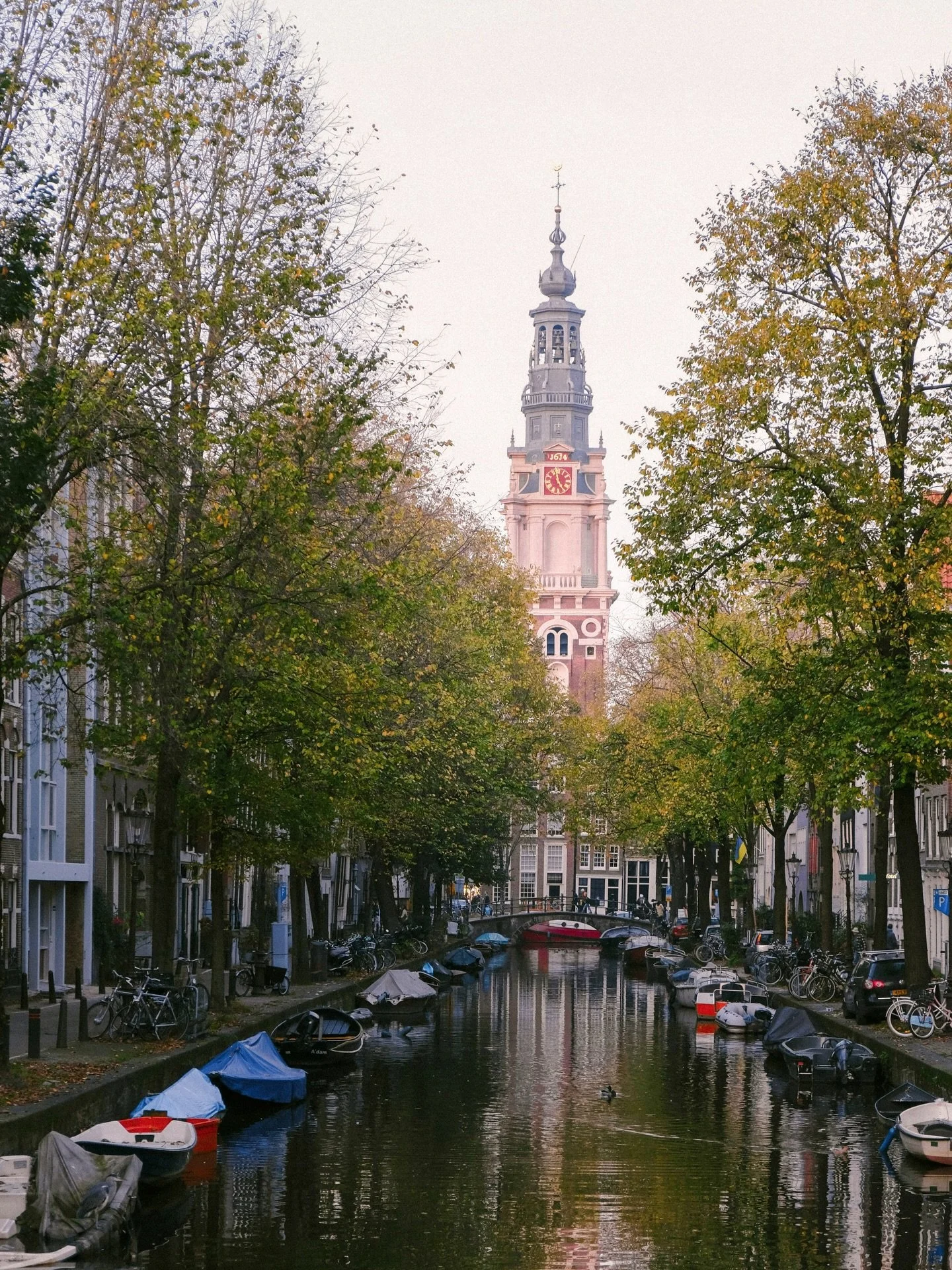 the hazy pastel shades of dusk 🍄&zwj;🟫
.
.
.
.
.
.
.
.
.
.
.
#amsterdamlife #oneearthmagazine #architecturephoto #amsterdamview #35mmfilmphoto