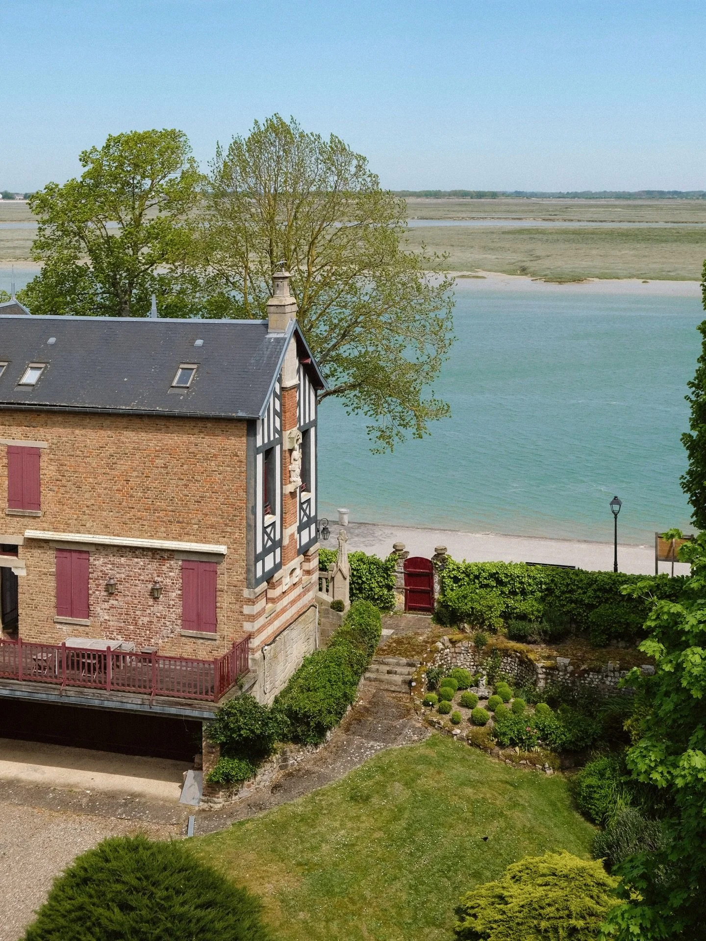 the charming seafront properties of saint val&eacute;ry sur somme ⚓️
.
.
.
.
.
.
.
.
.
.
.
#saintvalerysursomme #oneearthmagazine #francephotography #seasidetown #explorefrance