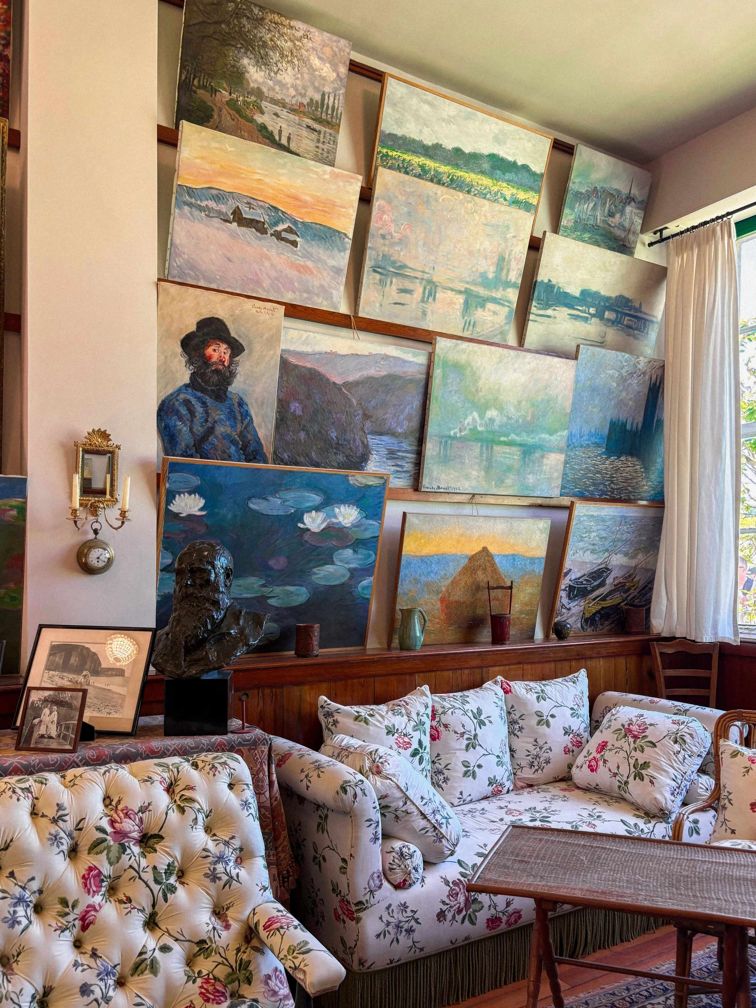 the delightful interior of Monet&rsquo;s house in Giverny 🖼️🛋️🪑🪟
.
.
.
.
.
.
.
.
.
.
.
#artstudiolife #claudemonet #francephotography #giverny #explorefrance