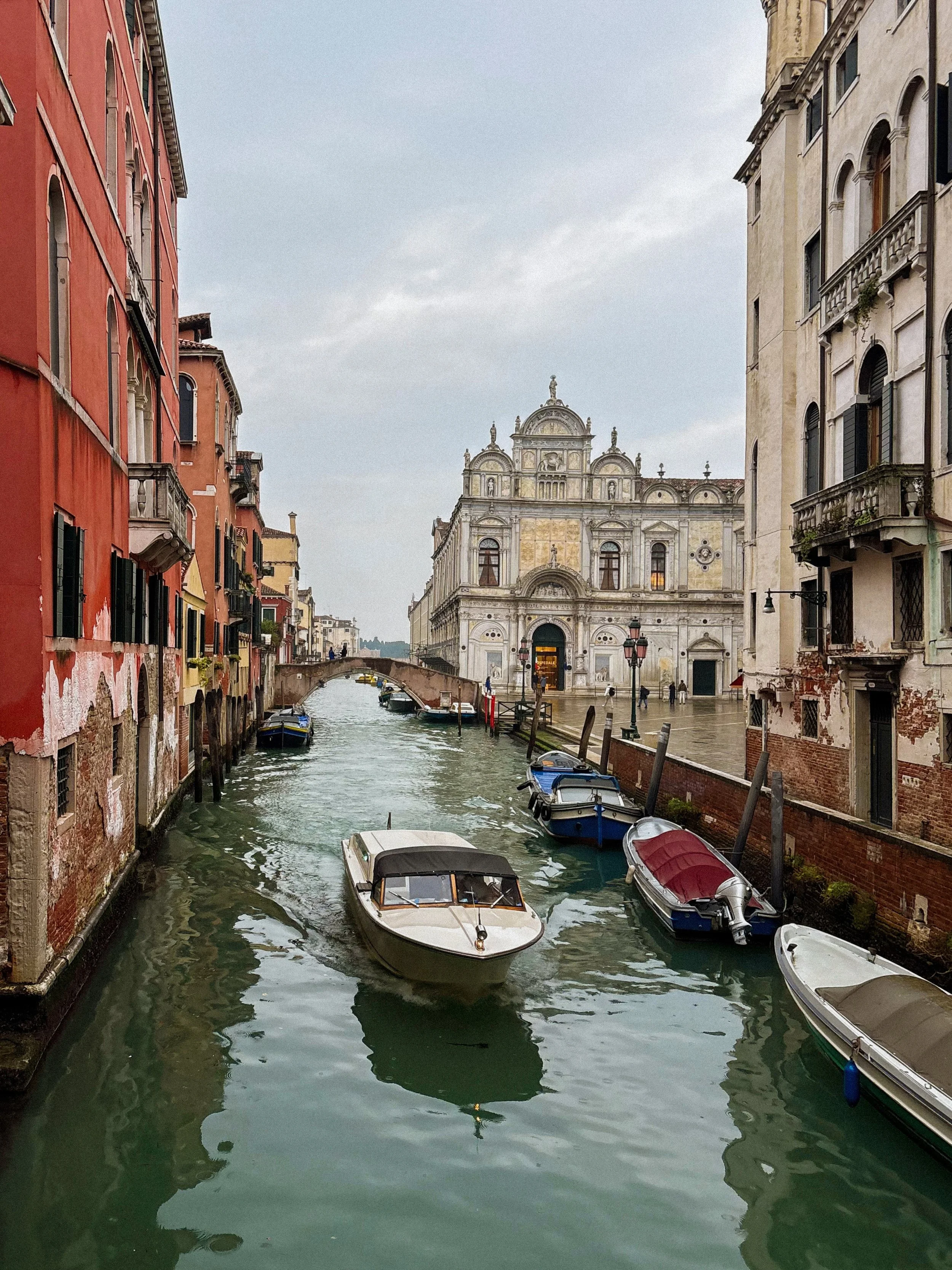 one of favourite, off the beaten track views of Venice: Ospedale SS Giovanni E Paolo 🚤
.
.
.
.
.
.
.
.
.
.
.
.
#venicephotographer #photovogue #veneziagram #mytinyatlashello #onearthmagazine