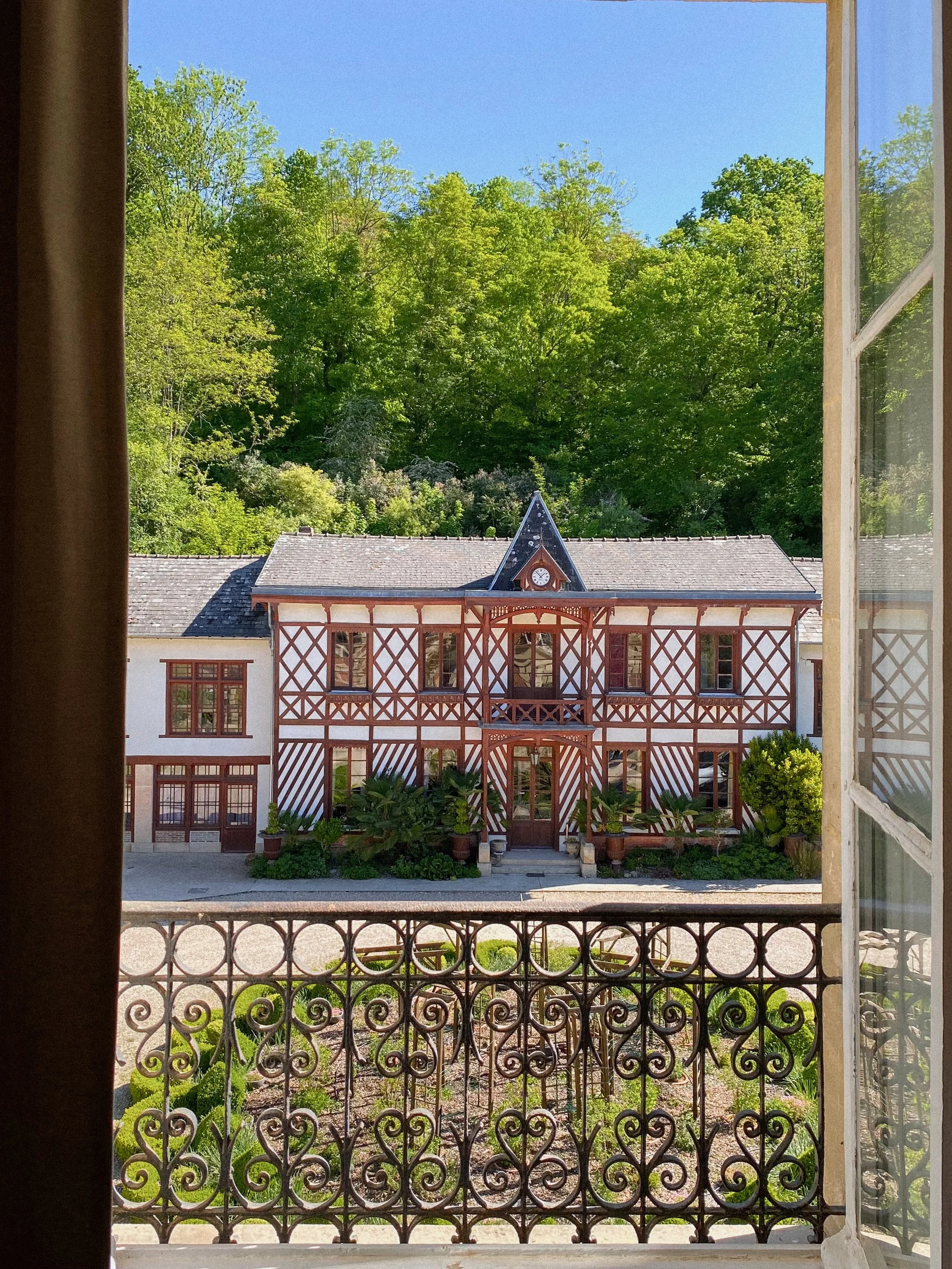 waking up to charming views @chateaudelabucherie 🪟
.
.
.
.
.
.
.
.
.
.
.
#windowview #oneearthmagazine #francephotography #postcardplaces #explorefrance