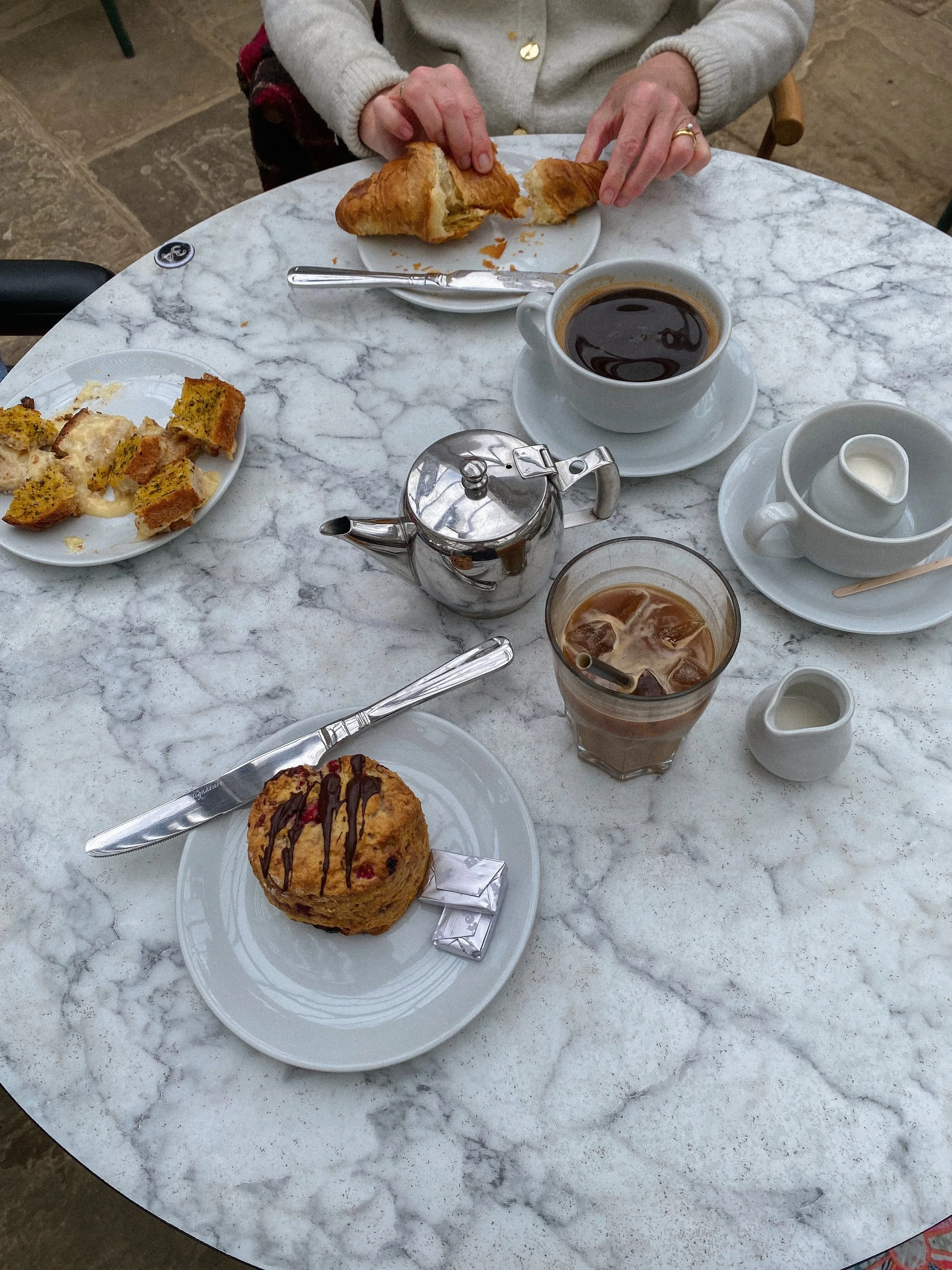 bookending our visit to @cliveden_national_trust with coffee &amp; cake at their wonderful conservatory caf&eacute; ☕️🍰
.
.
.
.
.
.
.
.
.
.
.
.
.
#teabreak #countrysidelife #countrysideliving #cakeshop #cafeculture