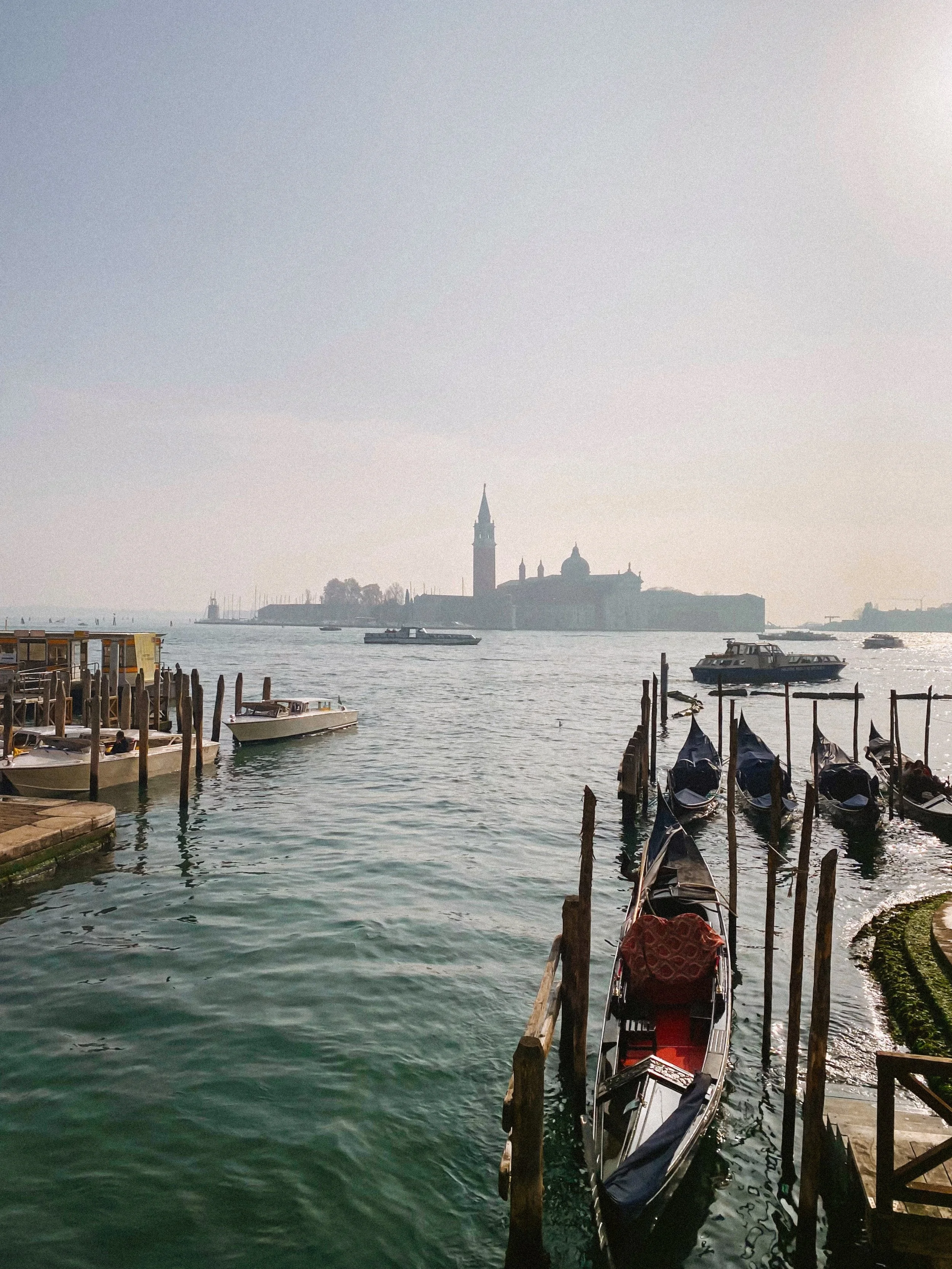 hazy mornings 🌫️ 
.
.
.
.
.
.
.
.
.
.
.
.
#venicephotographer #photovogue #veneziagram #mytinyatlashello #onearthmagazine