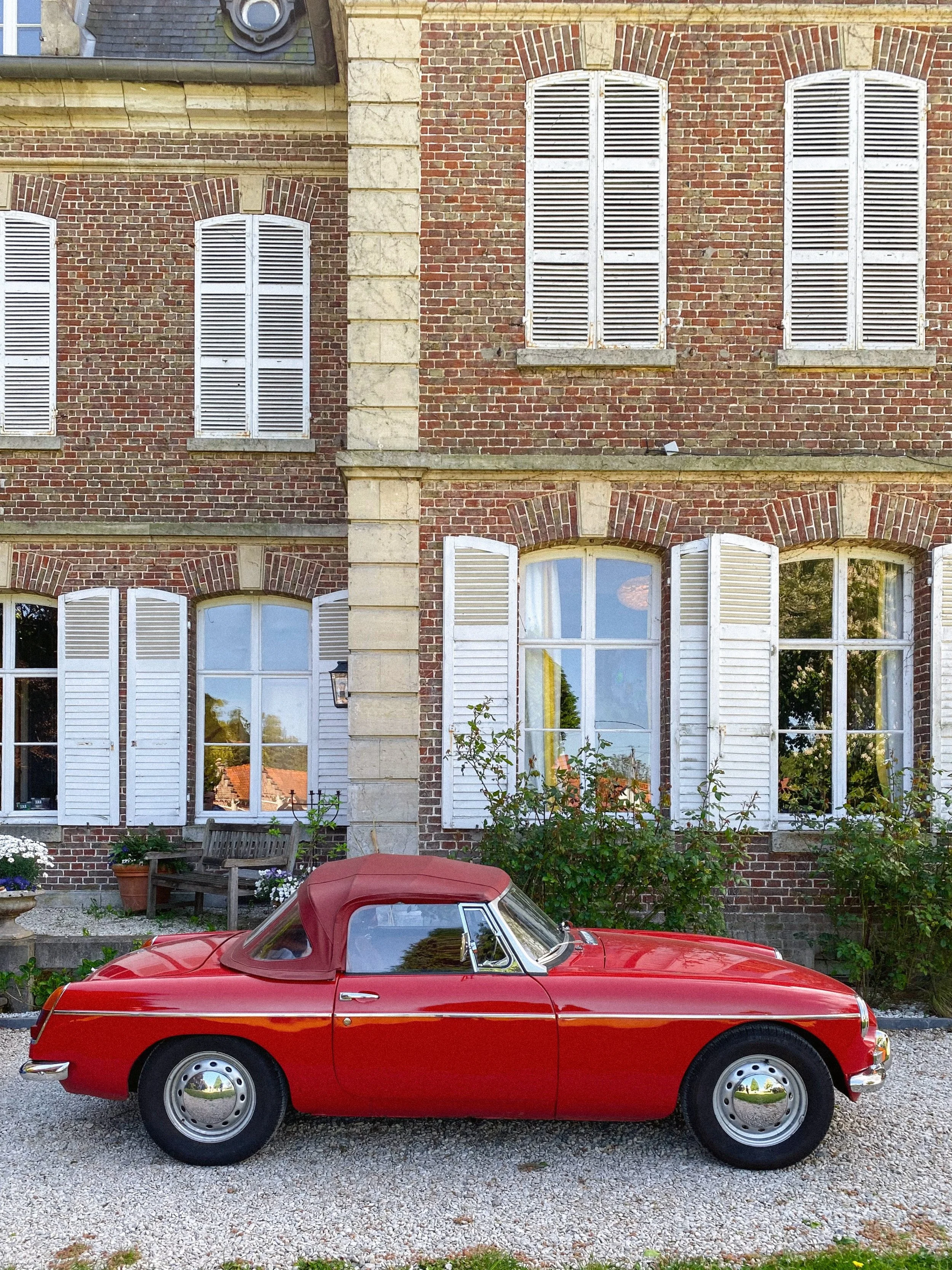 radiant red 🚗
.
.
.
.
.
.
.
.
.
.
.
#windowview #oneearthmagazine #francephotography #postcardplaces #explorefrance