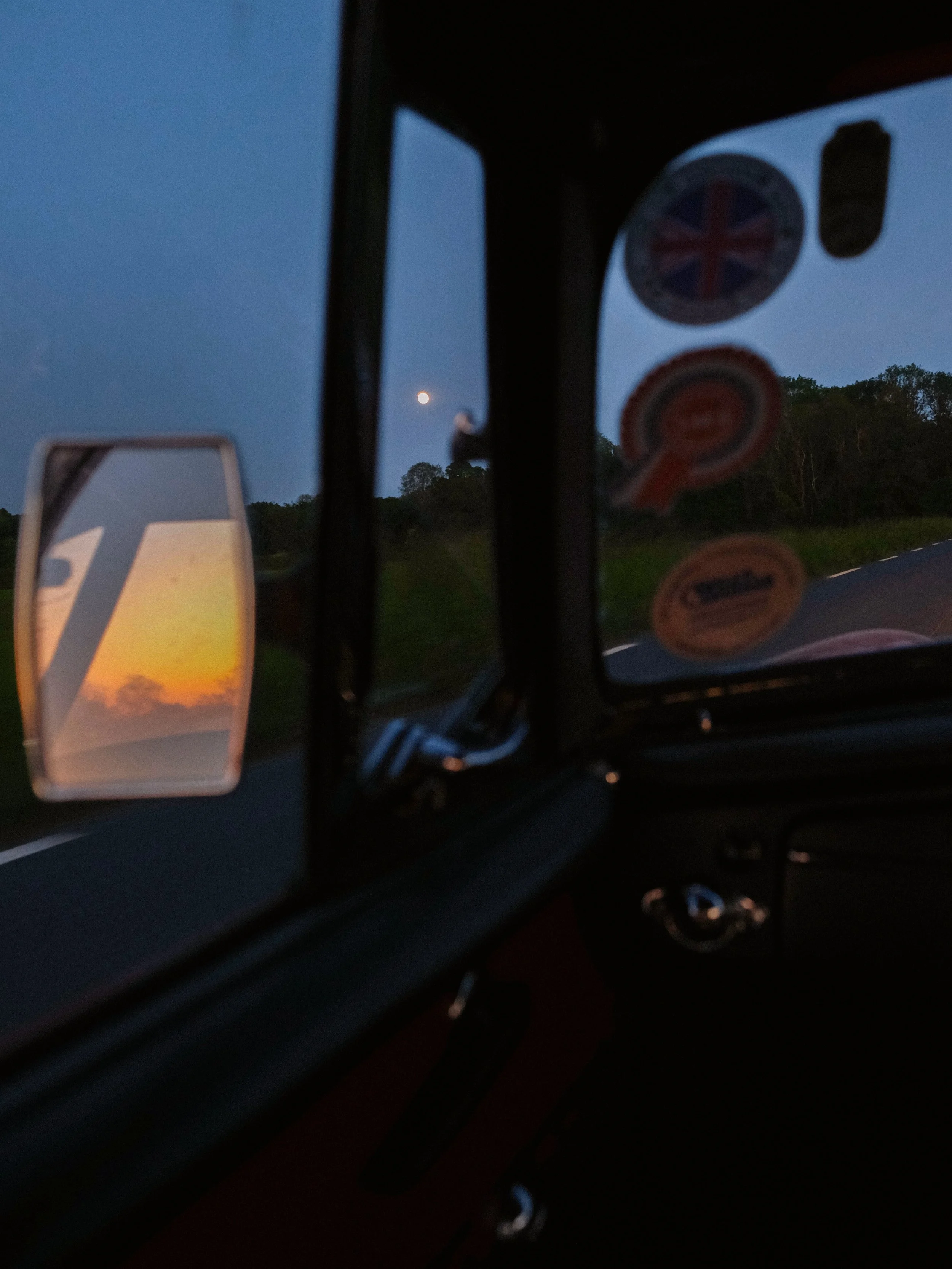 sunset cruising 🧡
.
.
.
.
.
.
.
.
.
.
.
.
.
.
.
#sunsethunter #francephotography #mgb #sunsetphotographs #dreamtrip
