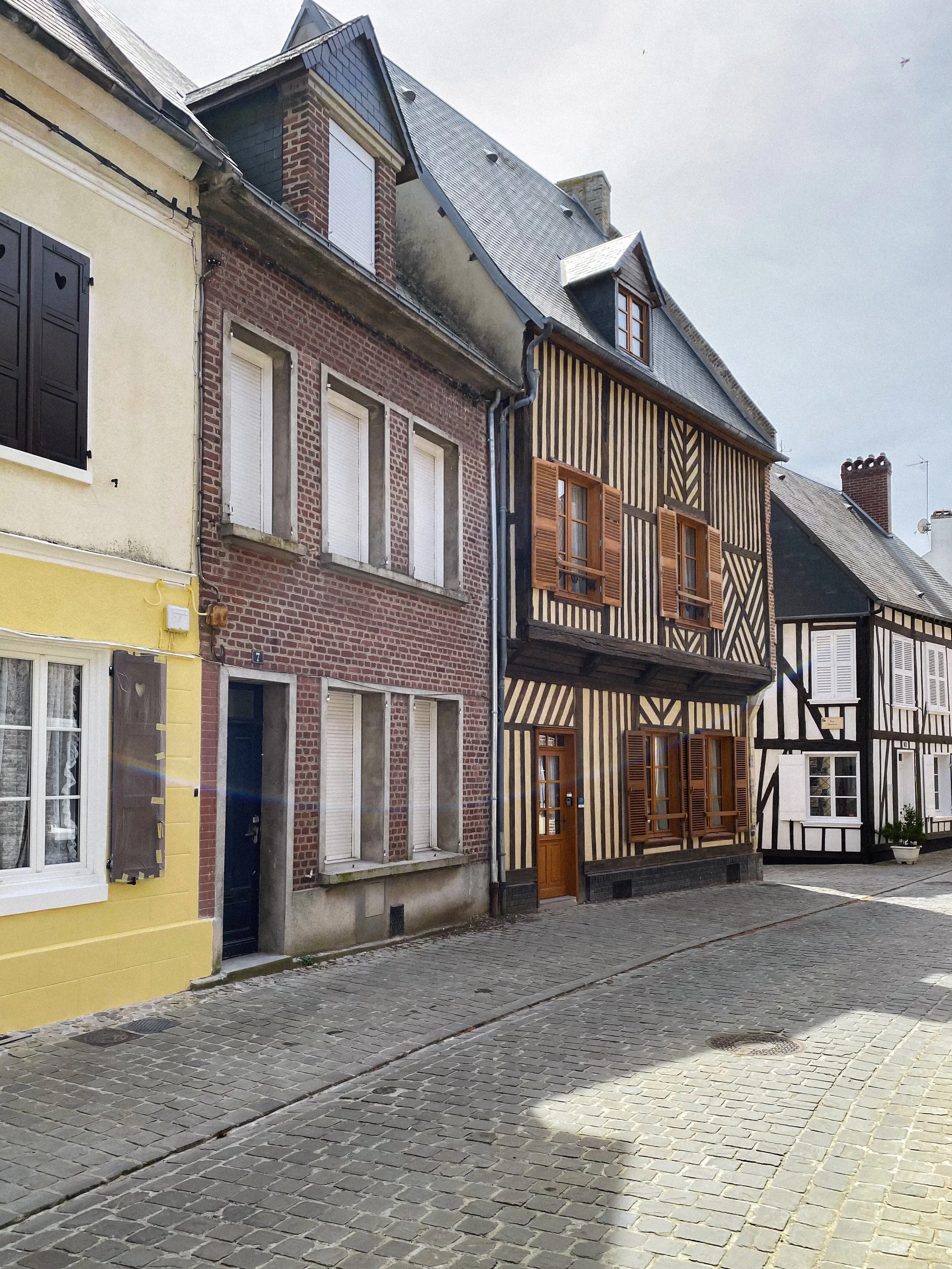 the charming medieval town of saint-val&eacute;ry-sur-somme, a village grew during the 10th and 11th centuries and was historically significant as the site where William the Conqueror assembled his fleet before sailing to invade England in 1066 ⚜️
.
