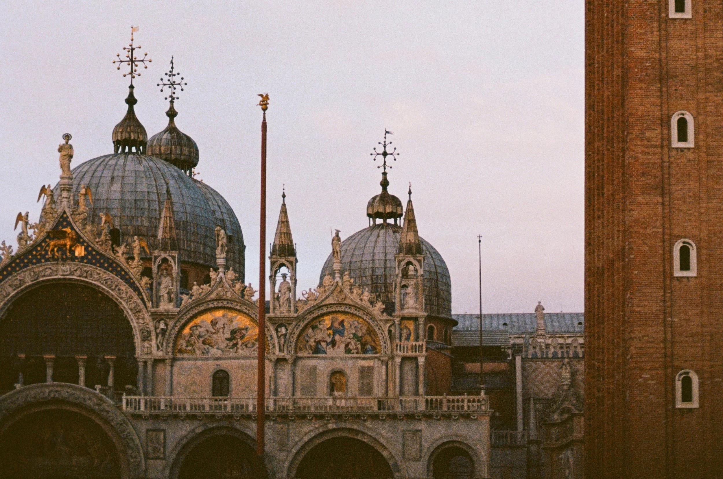 Oh Venice 🕯️ 
.
.
.
.
.
.
.
.
.
.
.
#venicephotographer #photovogue #veneziagram #mytinyatlashello #35mmfilmphoto