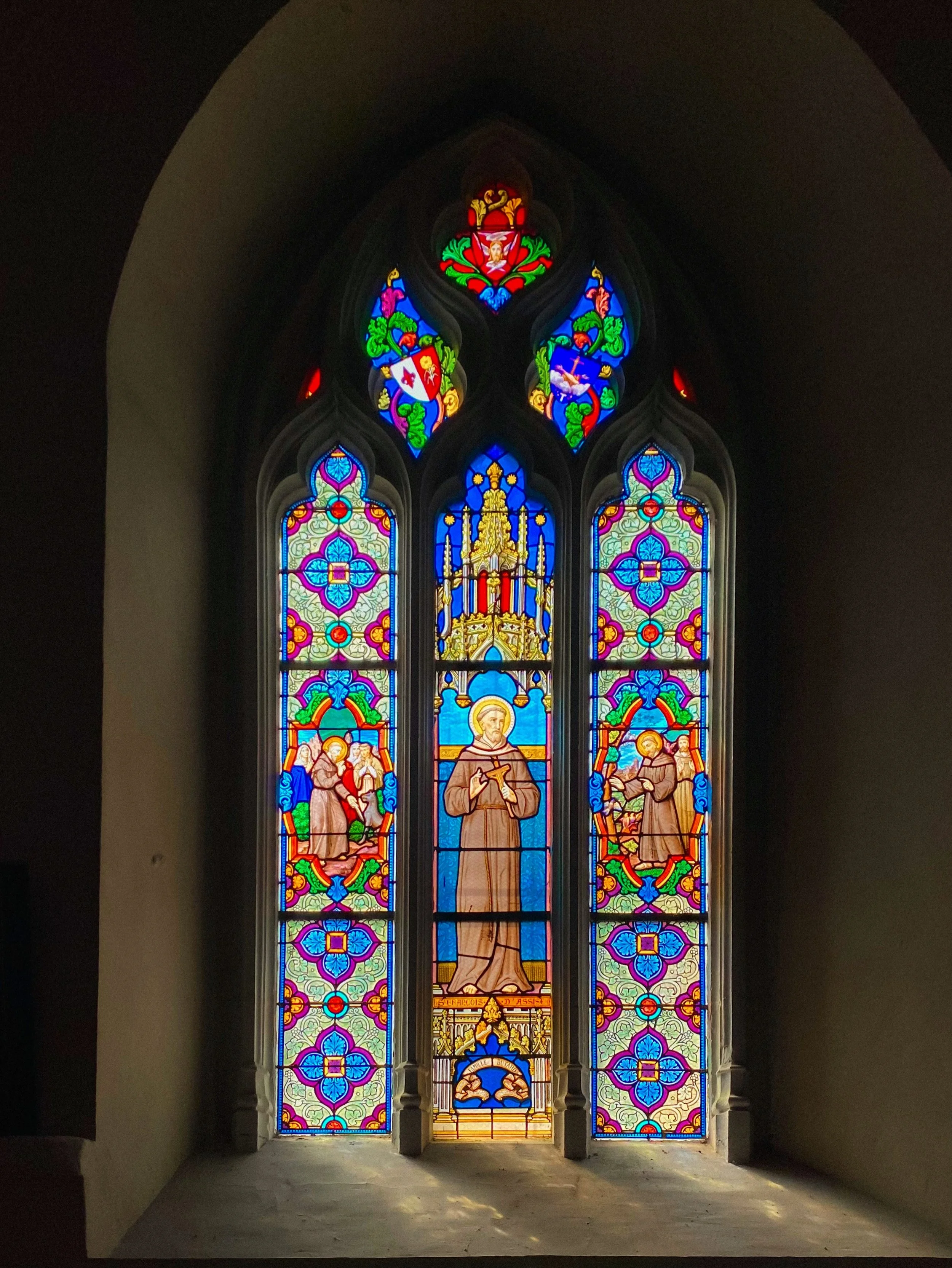 &ldquo;For me a stained glass window is a transparent partition between my heart and the heart of the world&rdquo;. &mdash; Marc Chagall 🪟
.
.
.
.
.
.
.
.
.
.
.
#saintvalerysursomme #churchphotography #francephotography #stainedglasswindow #exploref