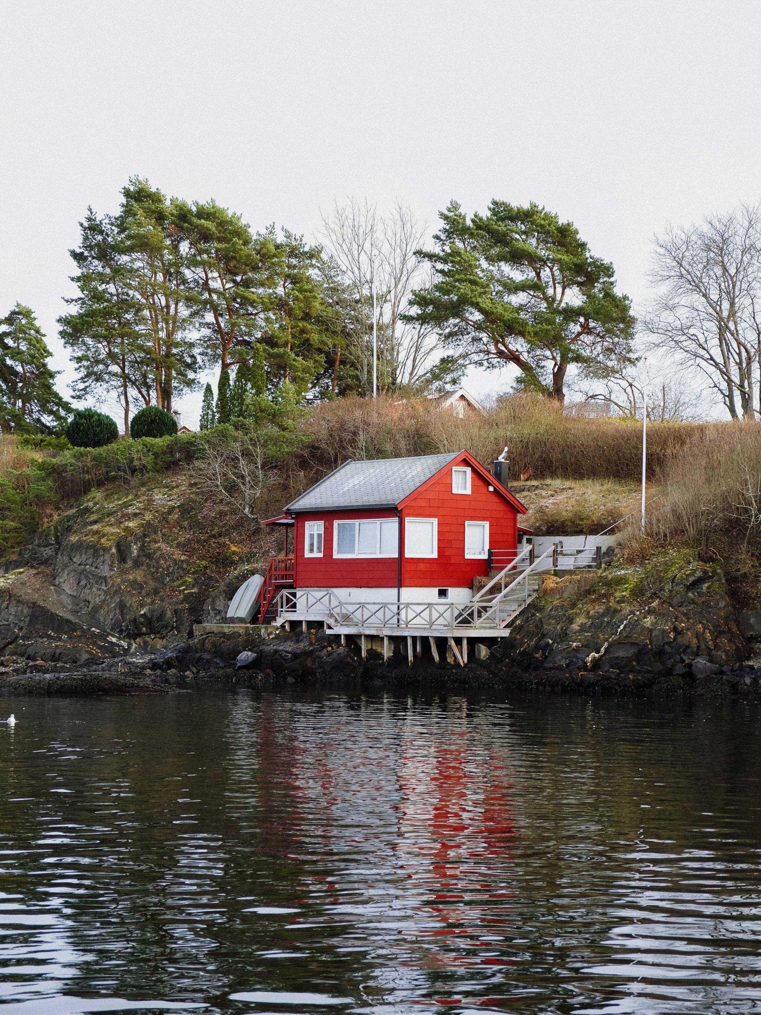 a lovely red cabin on the oslo fjord 🎈
.
.
.
.
.
.
.
.
.
.
.
#oslonorway #thecoastdispatch #oslofjorden #mytinyatlashello #norwaytravel