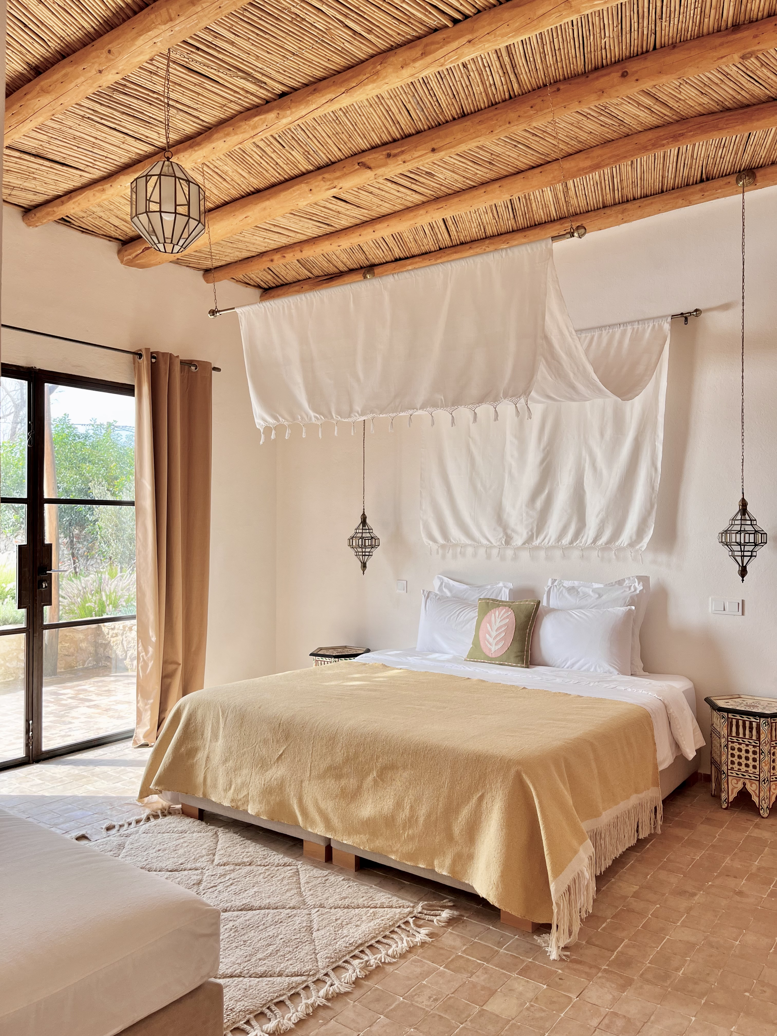 Chambre avec lit king size - Plafond en bois et d&eacute;coration artisanale marocaine -  Villa Barakah Essaouira - Maison &agrave; louer avec piscine chauff&eacute;e, rooftop et personnel - Baraka