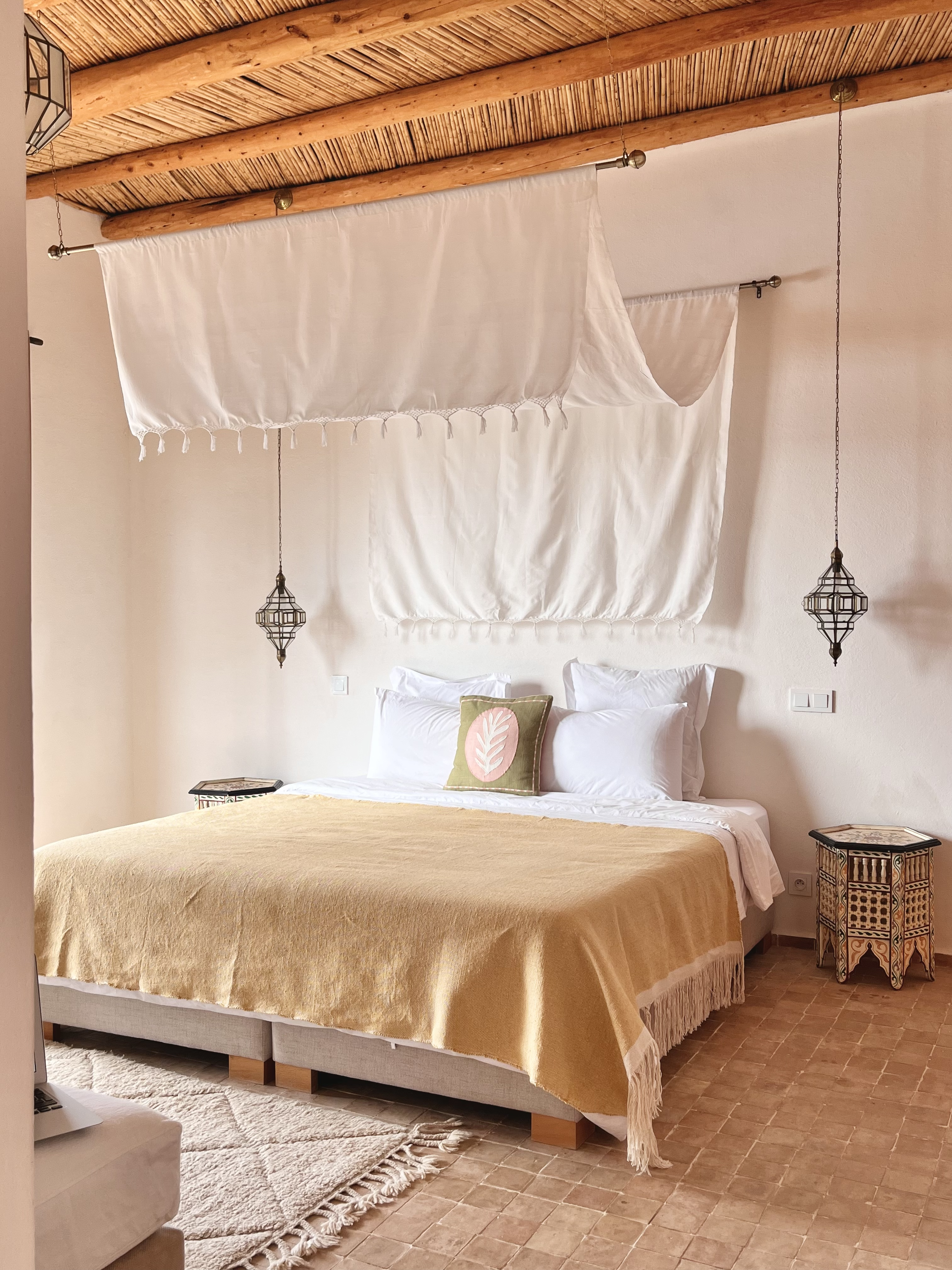 Villa Barakah Essaouira - Maison location - Piscine chauffée - Personnel - Grande chambre avec décoration traditionnelle