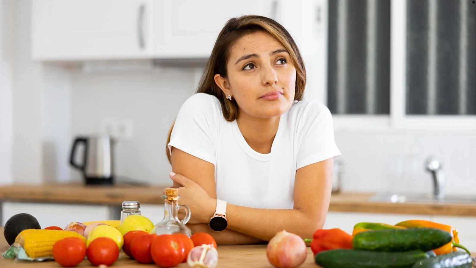 Woman looking frustrated despite eating healthy foods, illustrating how food sensitivities can contribute to Hashimoto's symptoms.