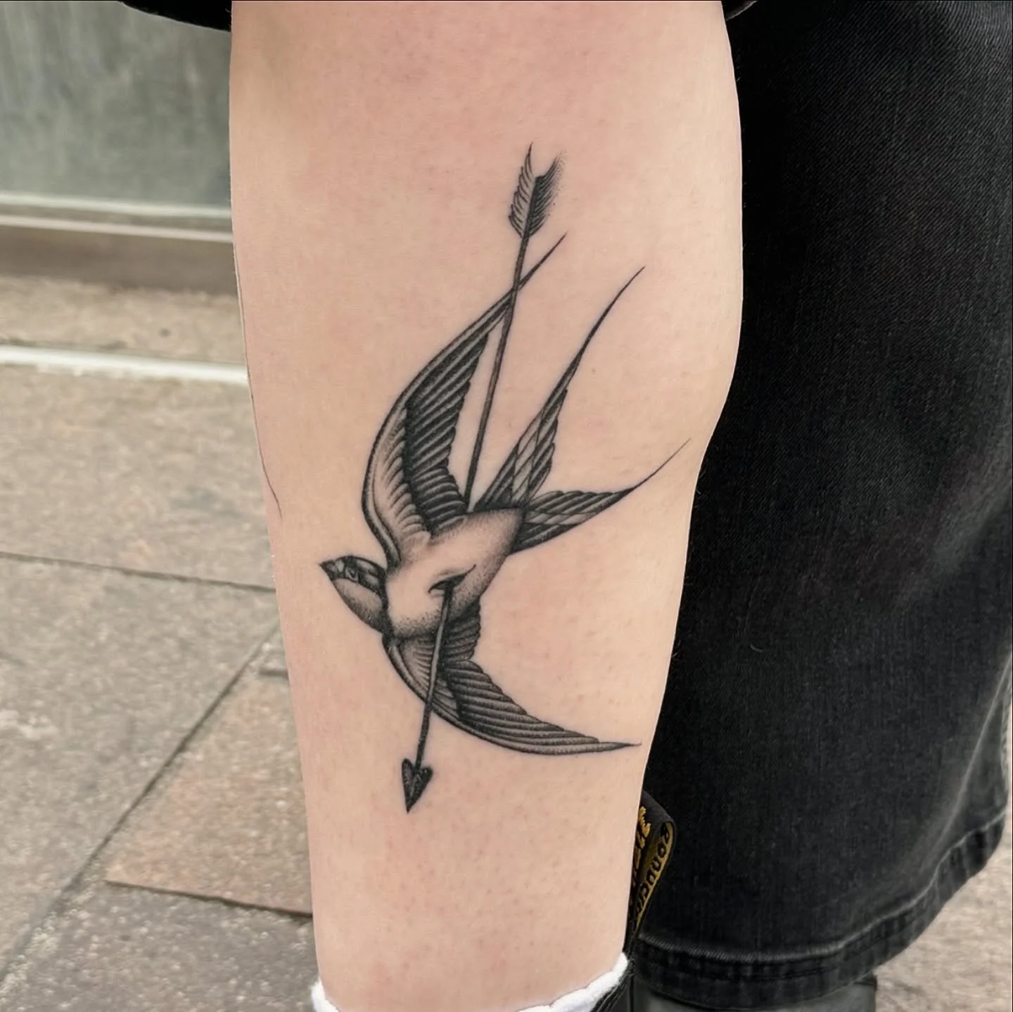 Caught a pic of this almost healed swallow I did for the wonderful and talented miss @finelinebykiera &hearts;️🥰
📍tattooing @raincitytattoocollective Manchester, UK 
#manchestertattoo #londontattoo #finelinetattoo #traditionaltattoo #swallowtattoo
