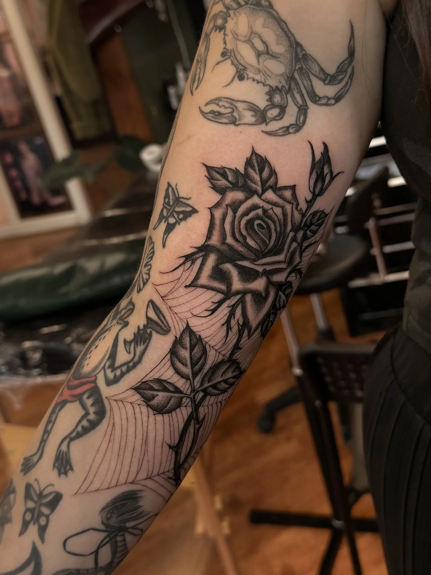 Gap filling with some classics for Rachael 🕸️ 🌹 
📍tattooing @raincitytattoocollective Manchester,UK
✉️London waitlist open
&bull;
#manchestertattoo #londontattoo #finelinetattoo #traditionaltattoo #spiderwebtattoo