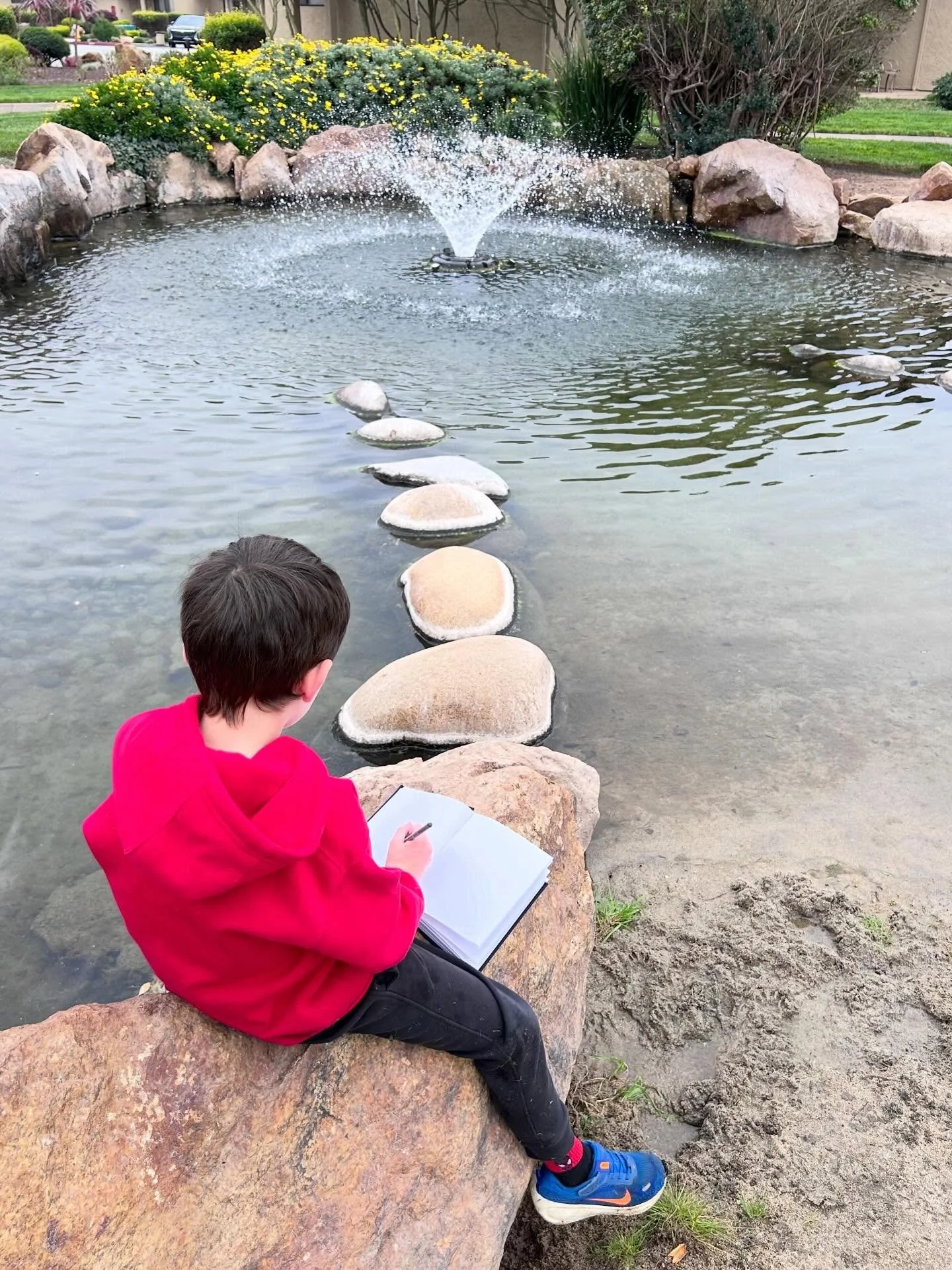 ✏️Students at S.P.A. are well into their drawing exercises for the first session of the new year. Over the next couple of weeks we&rsquo;ll be transitioning from pencil, ink, charcoal and pastel back into some exciting 3D projects in the studio&helli